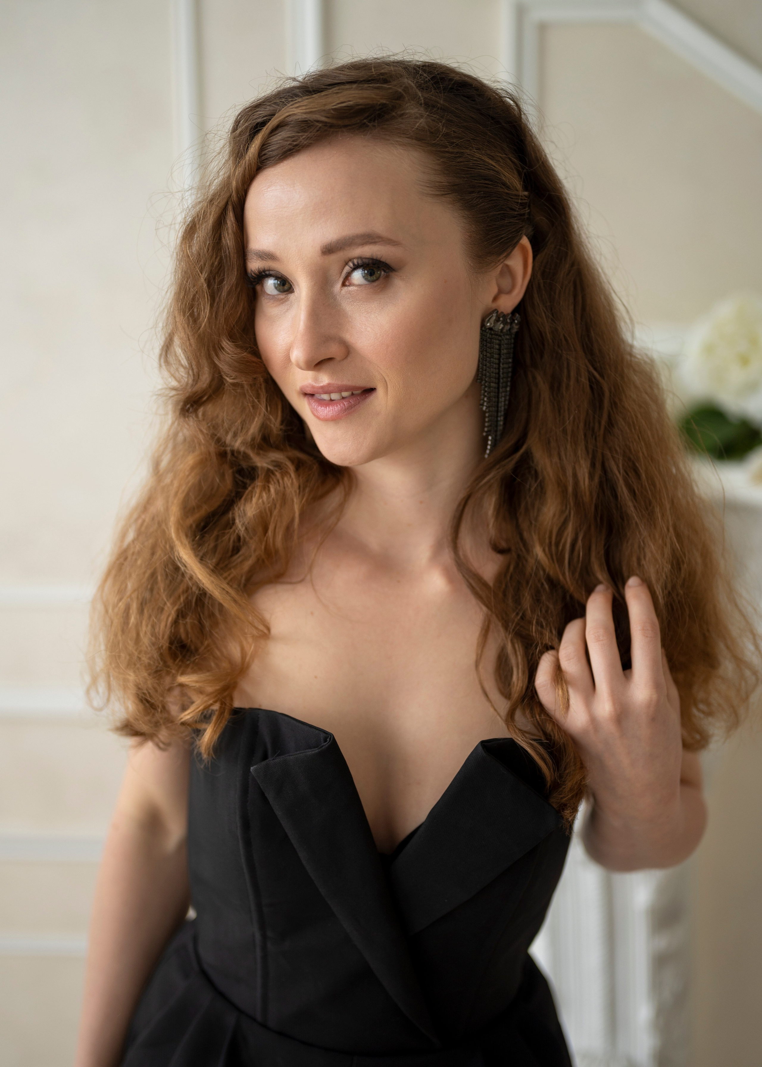 Фотосессия девушки в вечернем изумрудном платье