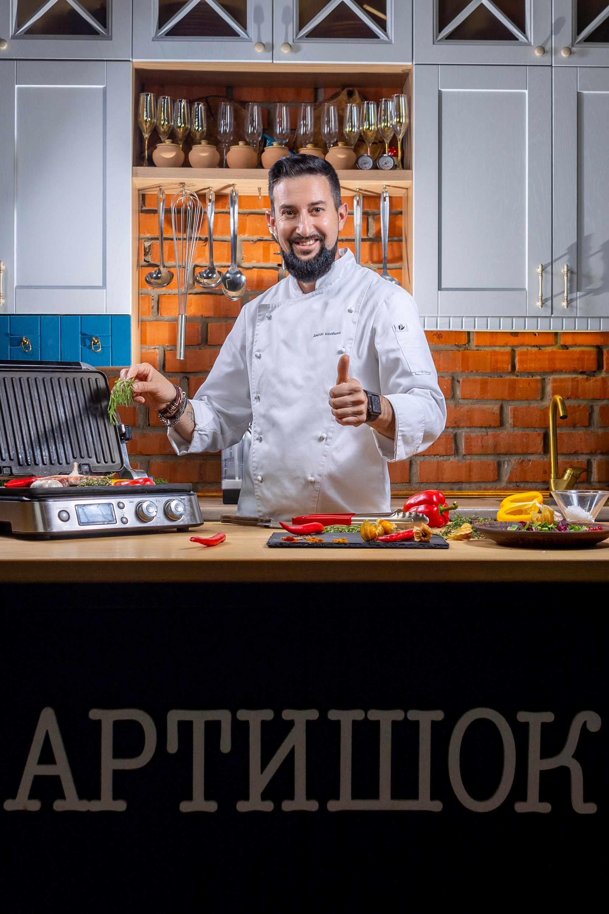 Рекламное фотография кулинарная студия артишок шеф стулья приготавливают еду