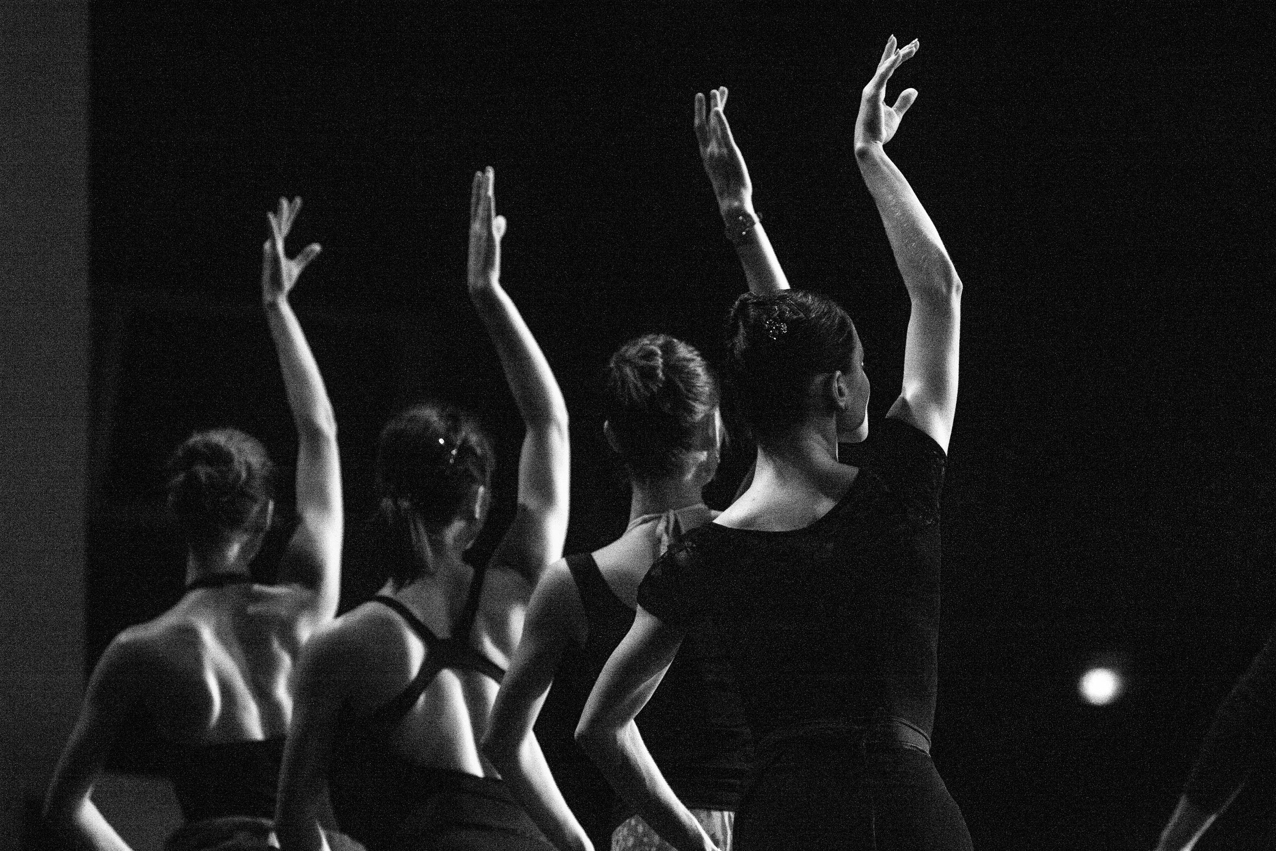 Балетная фотография: группа балерин в динамике, классический танец, элегантные движения и поза