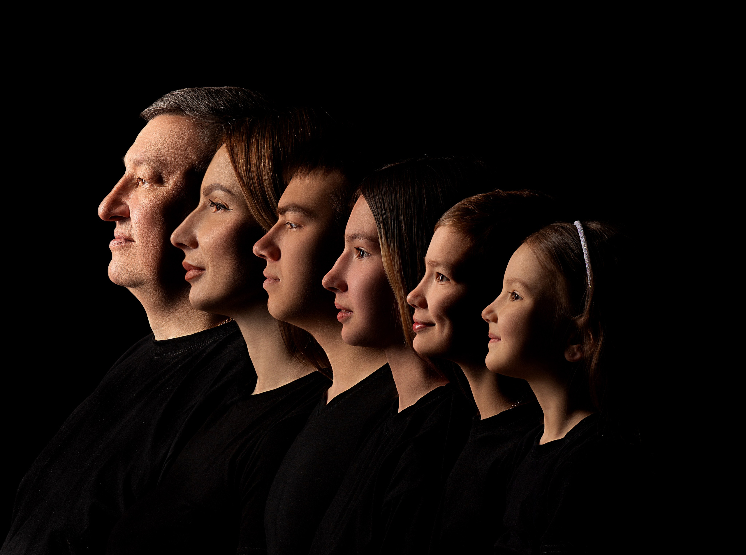 Семейный портрет поколение. Наследие. Семейная фотография в профиль на черном фоне в студии в Иркутске