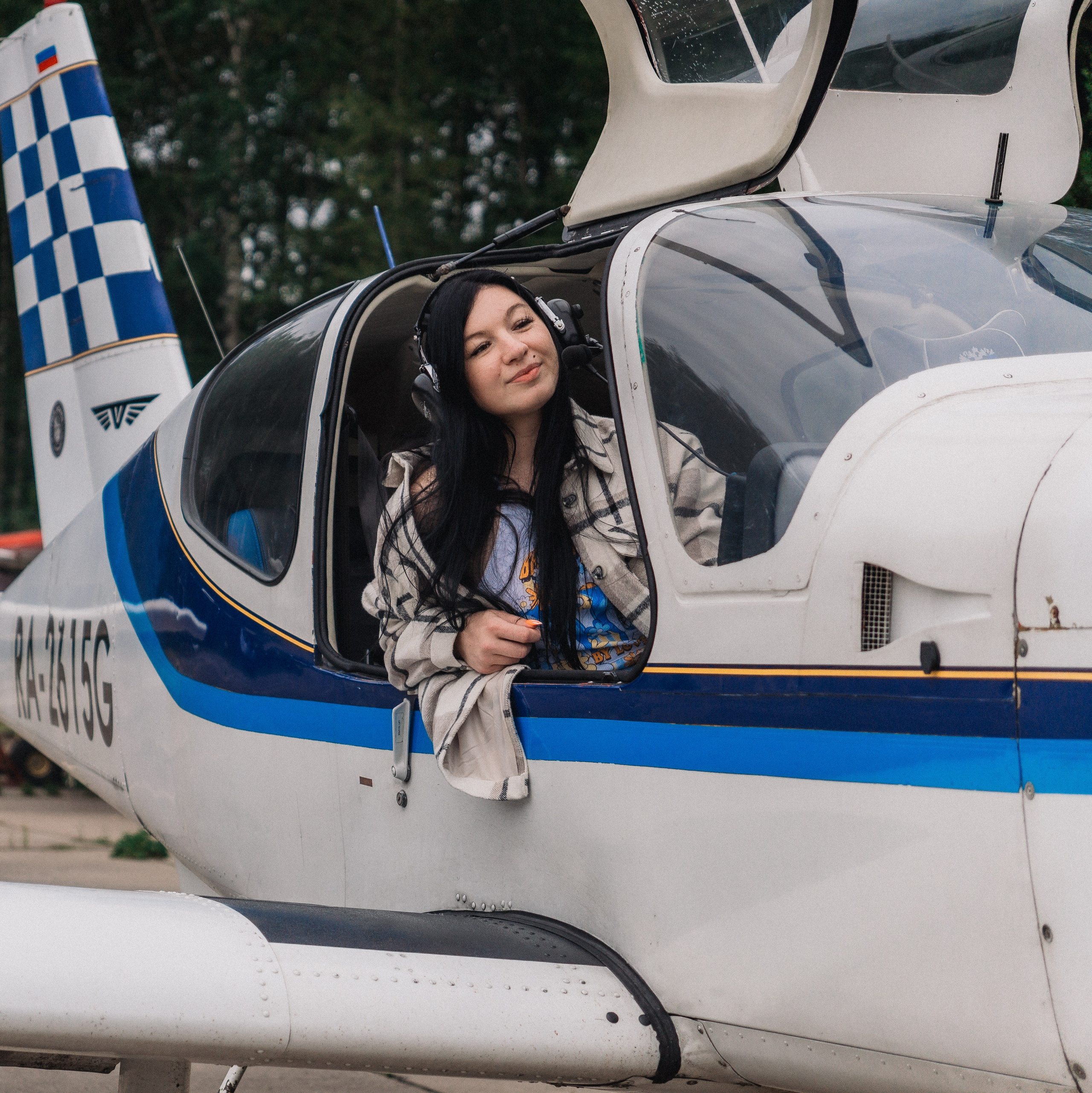 девушка в самолете