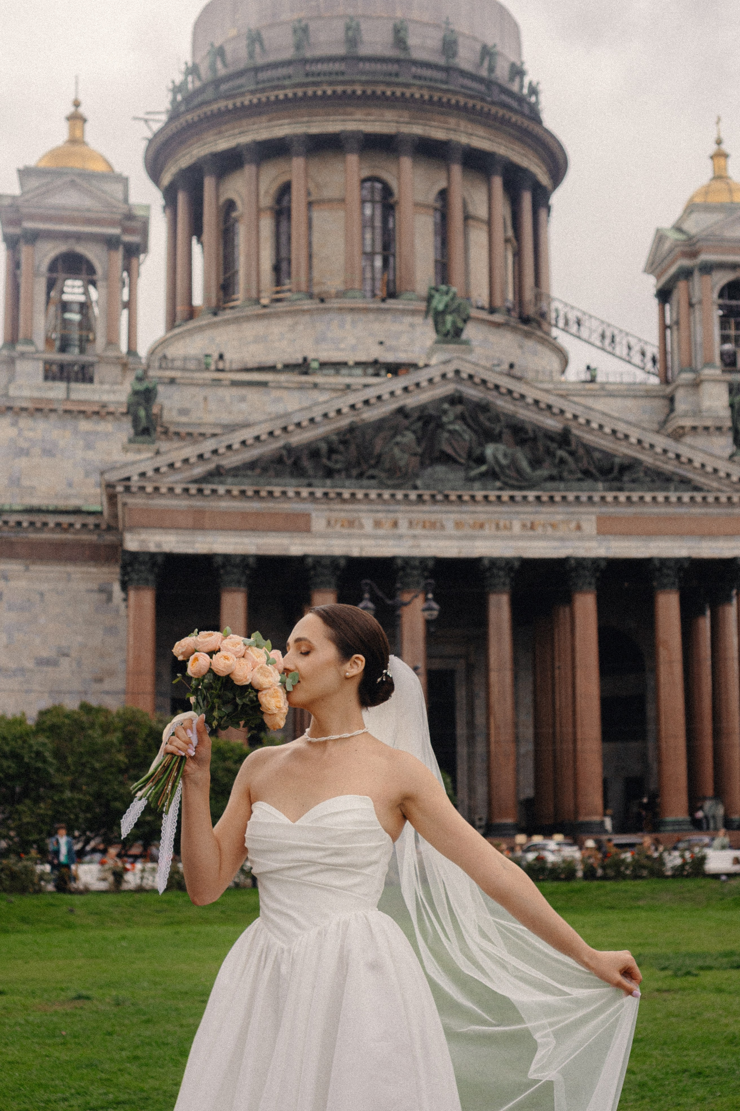 СВАДЕБНАЯ ПРОГУЛКА В САНТК-ПЕТЕРБУРГЕ (ИСАКИЕВСКИЙ СОБОР, ЗИМНЯЯ КАНАВКА, ЭРМИТАЖ И БОЛЬШАЯ МОРСКАЯ УЛИЦА). Профессиональный фотограф, Санкт-Петербург — Виктория Богомолова