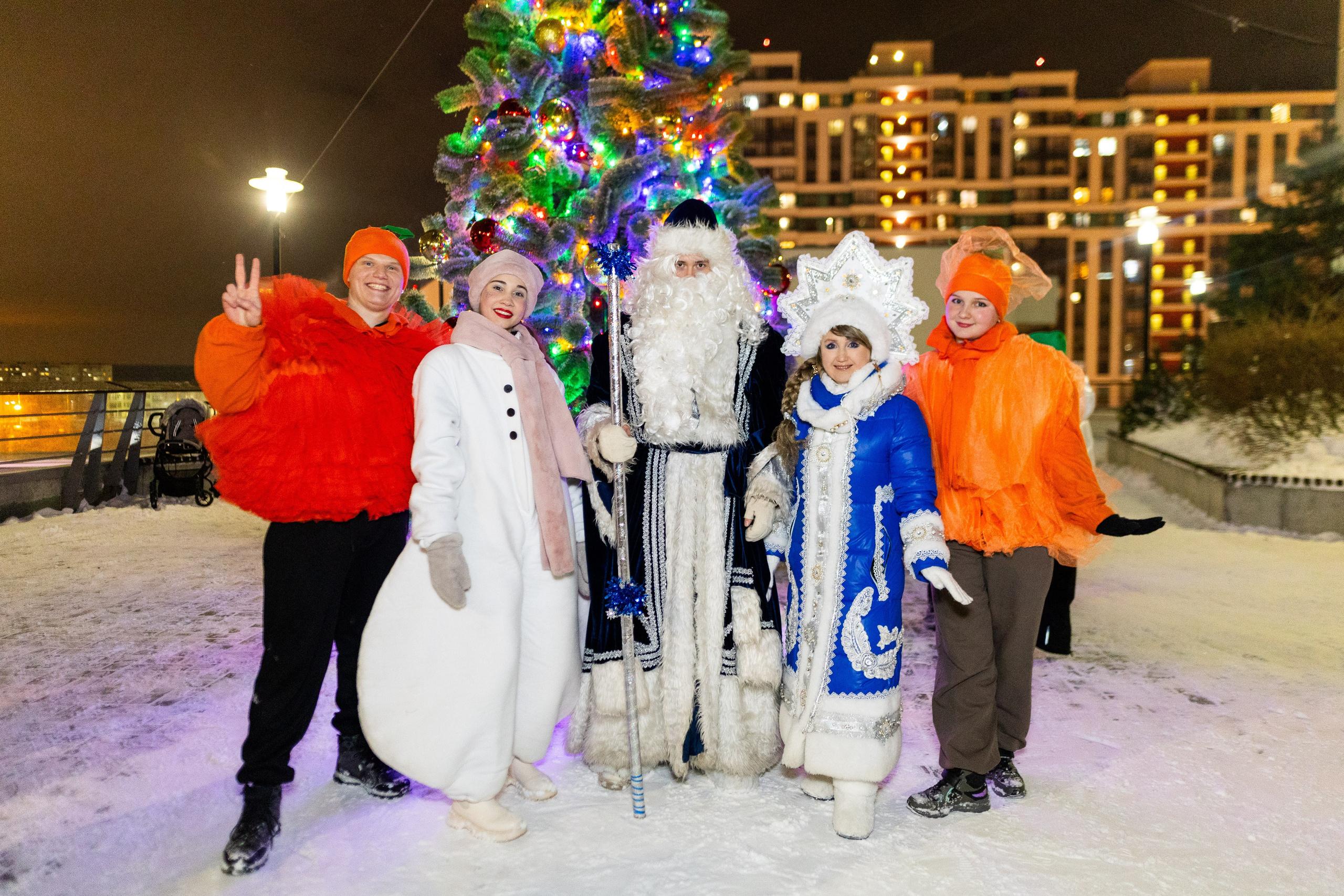 Елка у «Брусники» на Щербакова. Фотограф Родион Нарудинов