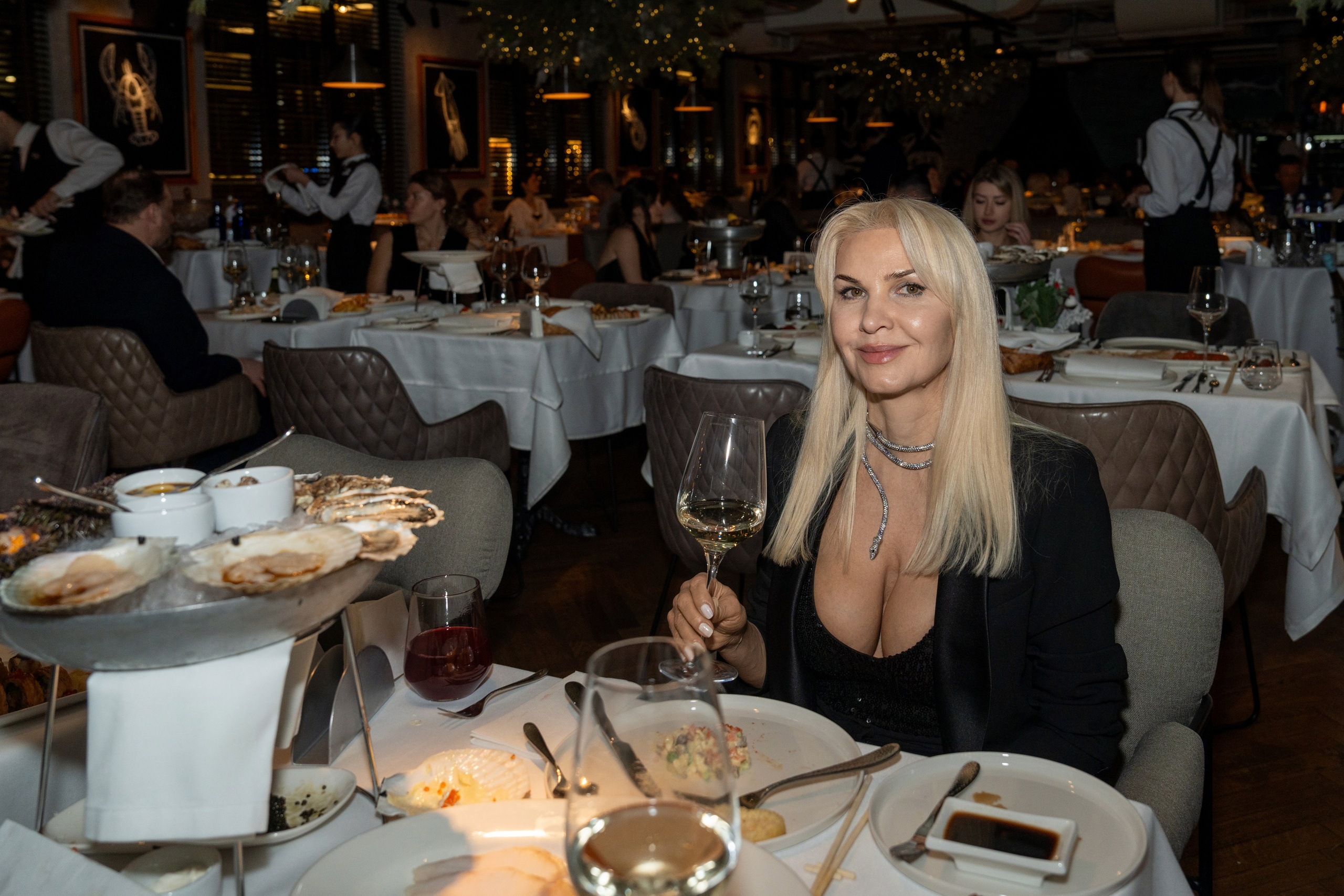 Новый год 2025 в ресторане Сахалин. Репортажный фотограф в Красной Поляне и Сочи Павлюченко Екатерина