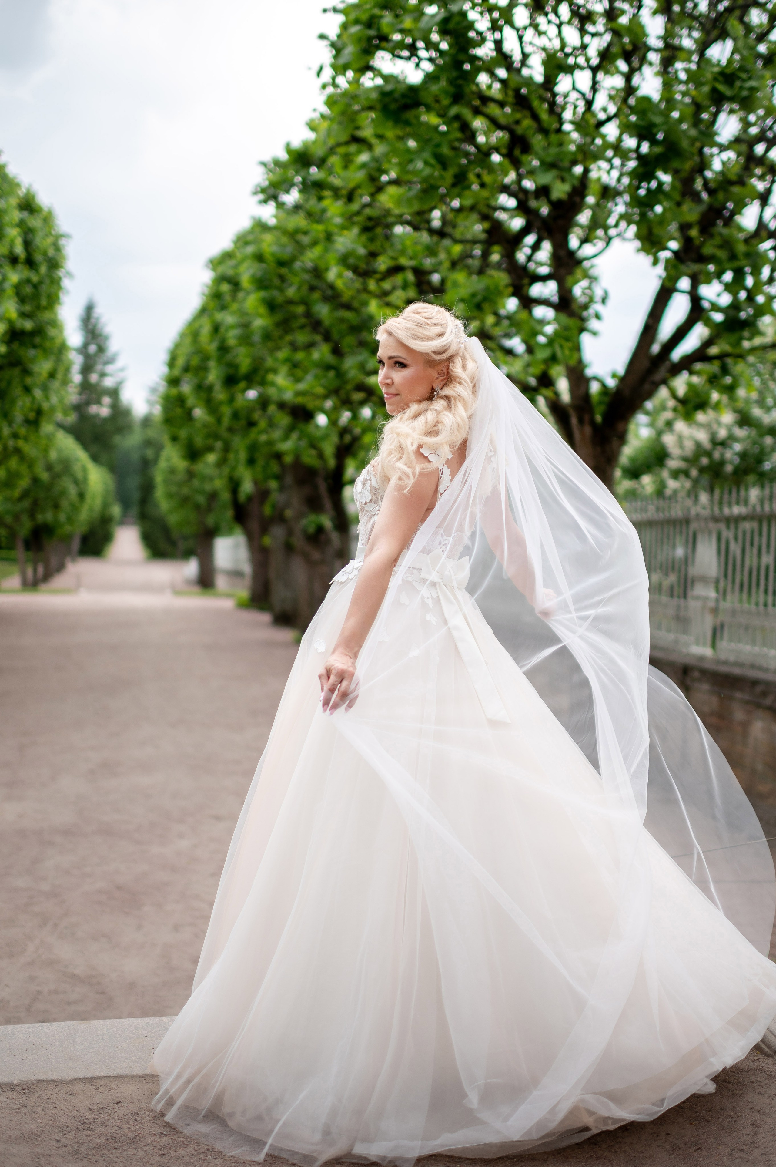 Евгения (фотосессия с малиновым chevrolet camaro, в сирени в Пушкине в Екатерининском парке). Портретный, семейный и свадебный фотограф в Санкт-Петербурге и в Пушкине Ширяев Денис