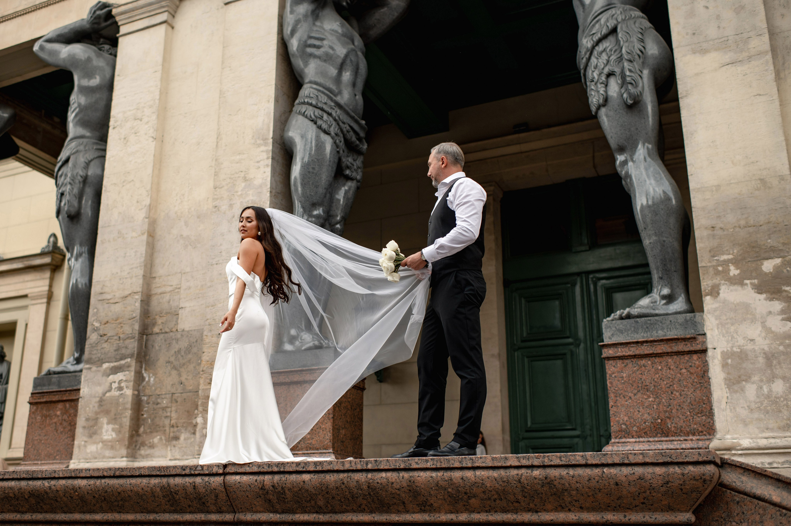 Классическая свадебная фотосессия Аины и Антона по самым красивым местам для свадебной прогулки в Санкт-Петербурге. Портретный, семейный и свадебный фотограф в Санкт-Петербурге и в Пушкине Ширяев Денис