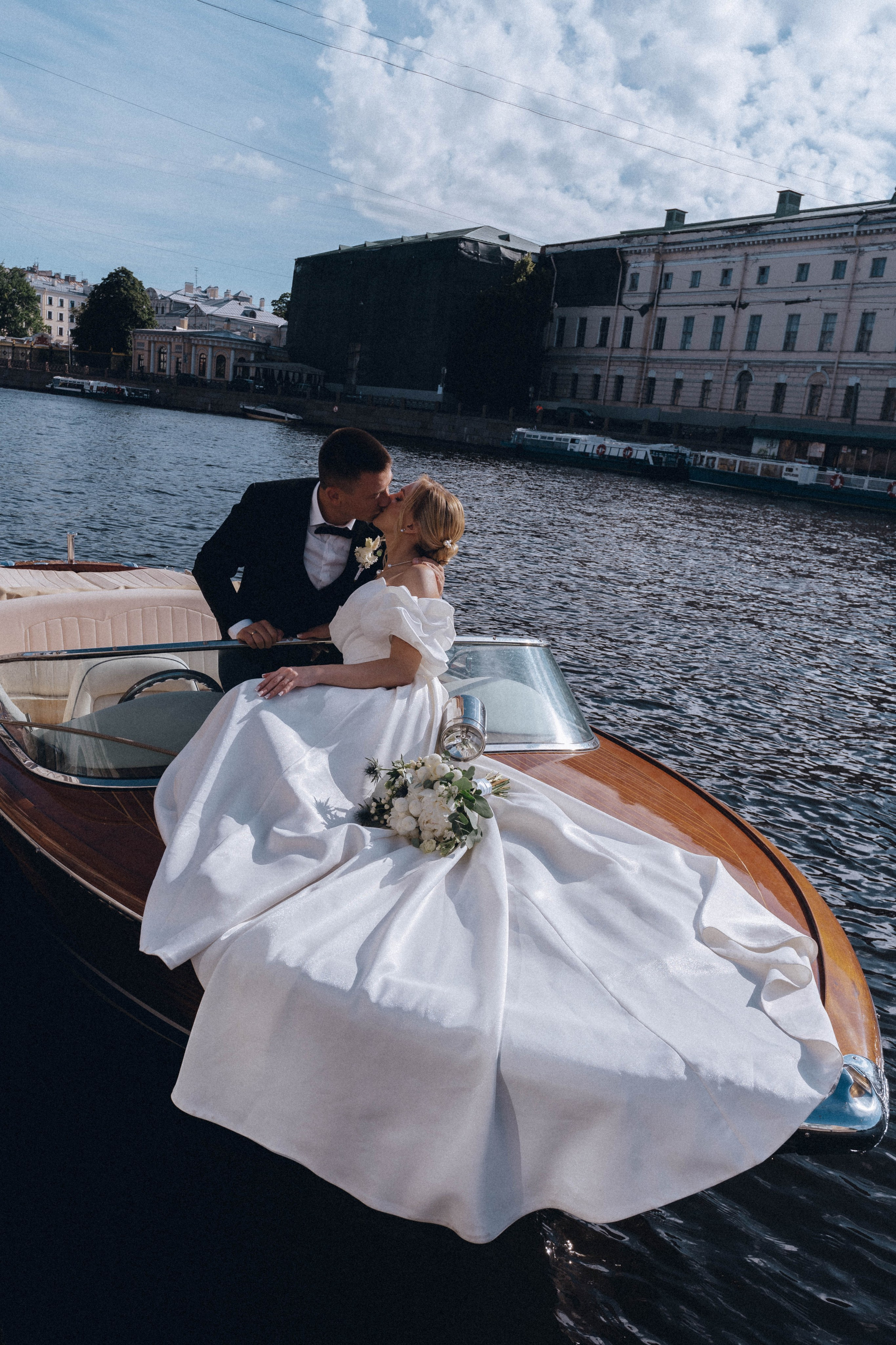 СВАДЕНБНАЯ СЬЕМКА НА КАТЕРЕ ПО КАНАЛАМ САНКТ-ПЕТЕРБУРГА И В АКВАТОРИИ НЕВЫ. Профессиональный фотограф, Санкт-Петербург — Виктория Богомолова