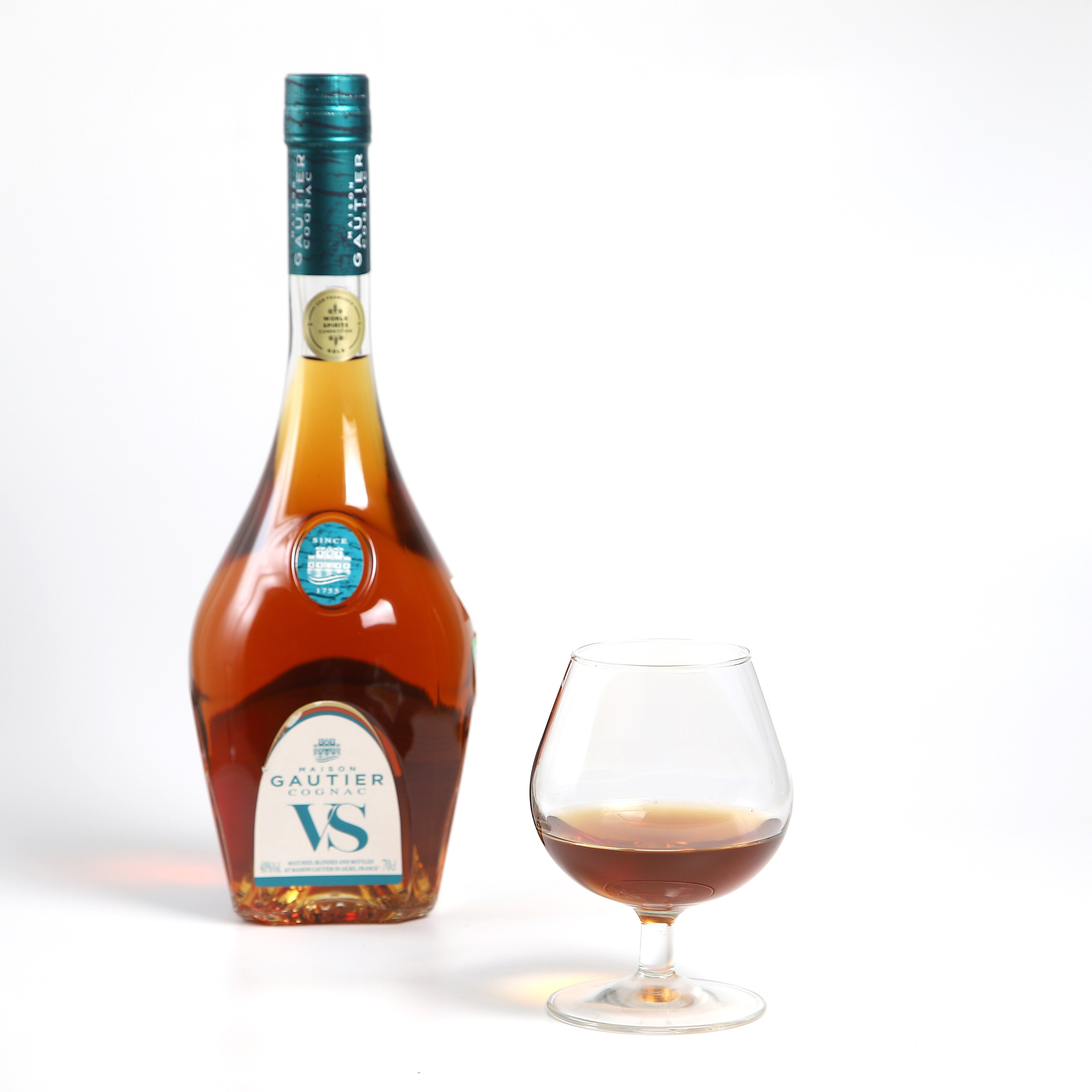 Фуд-фотография коньяка VS и бокала.