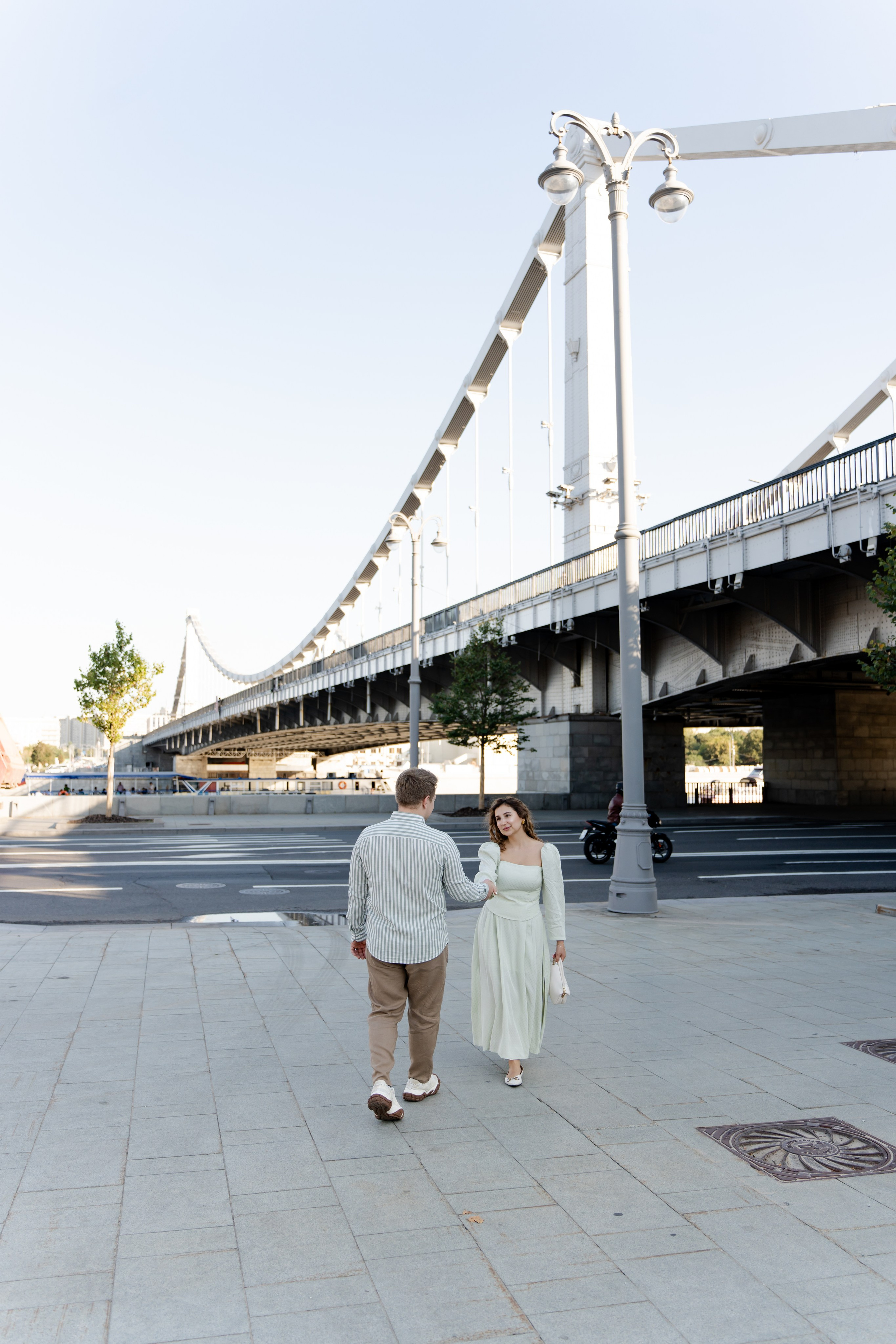Фотосессия пары с видом на мост. Фотограф.