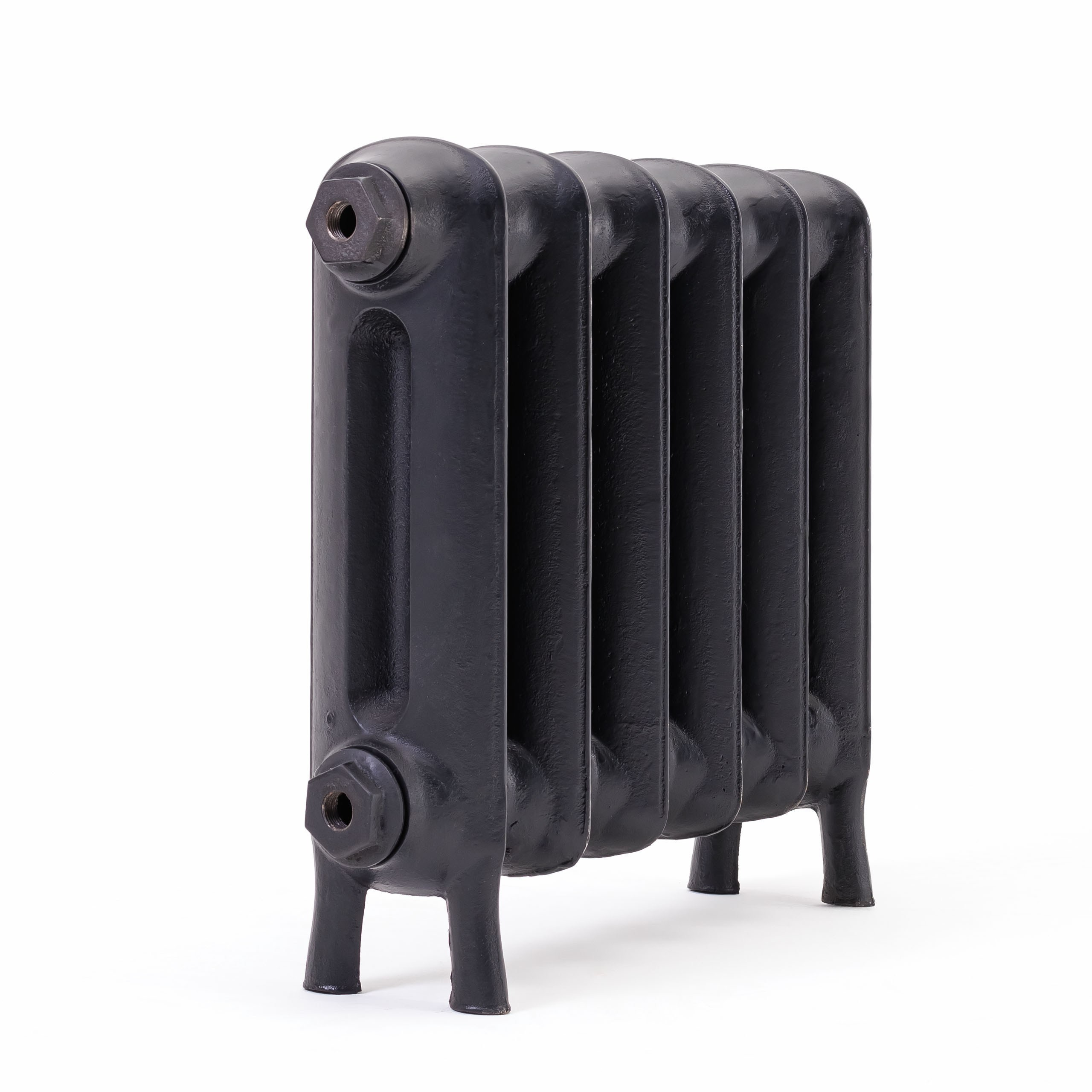 Предметные фотографии дизайнерских радиаторов отопления в стиле ретро