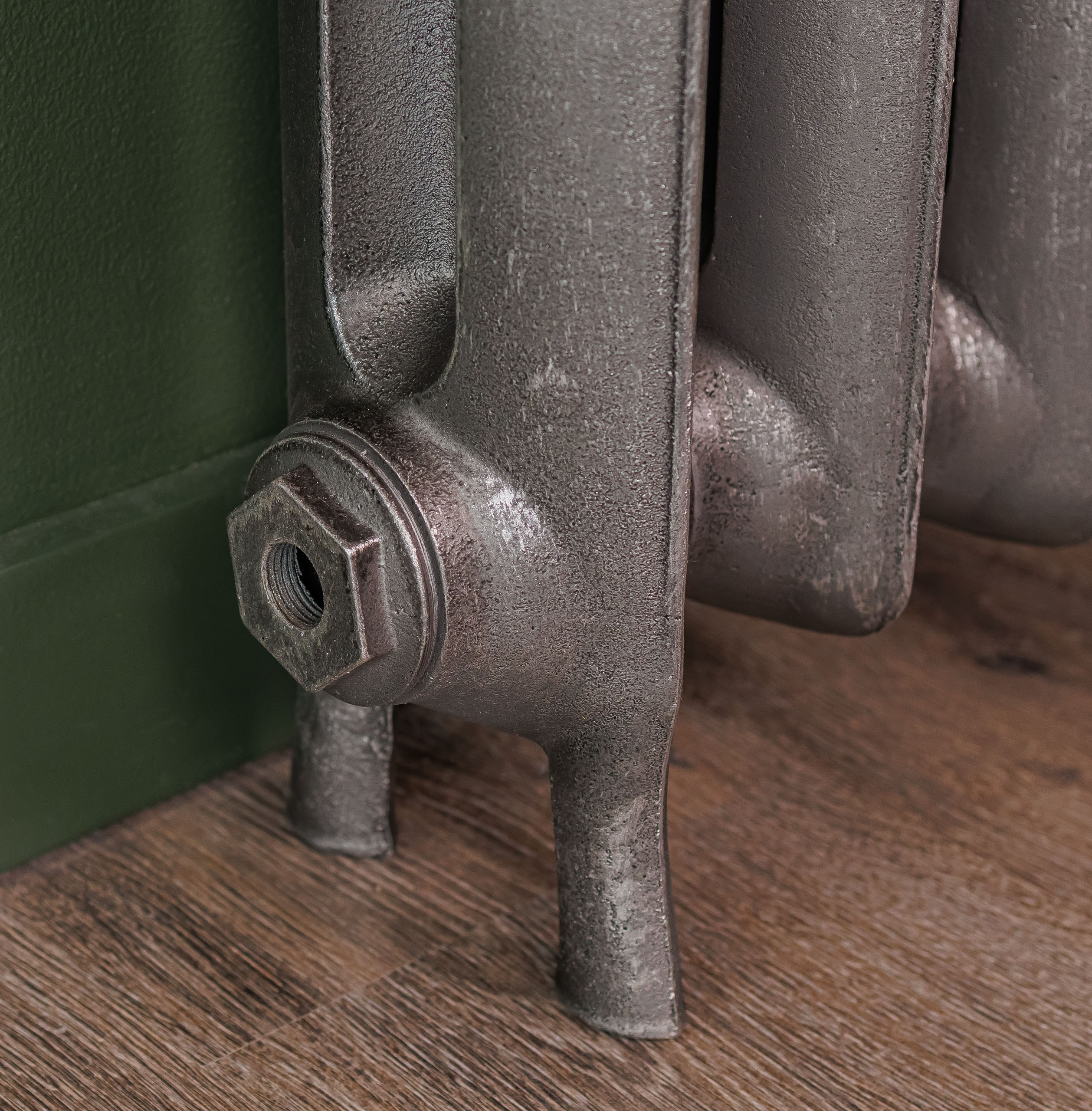 Предметные фотографии дизайнерских радиаторов отопления в стиле ретро