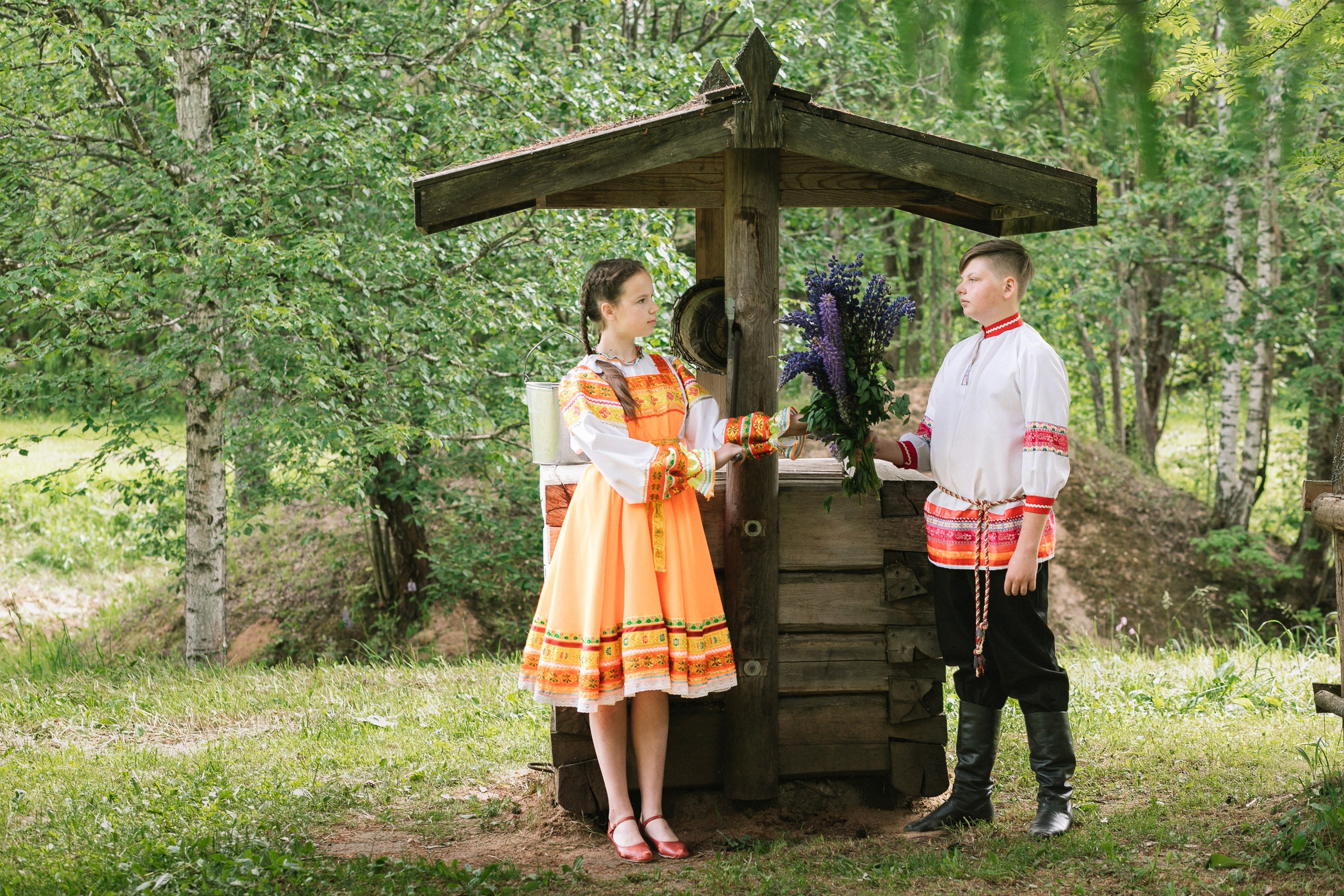 Детская фотосессия в русском стиле на природе