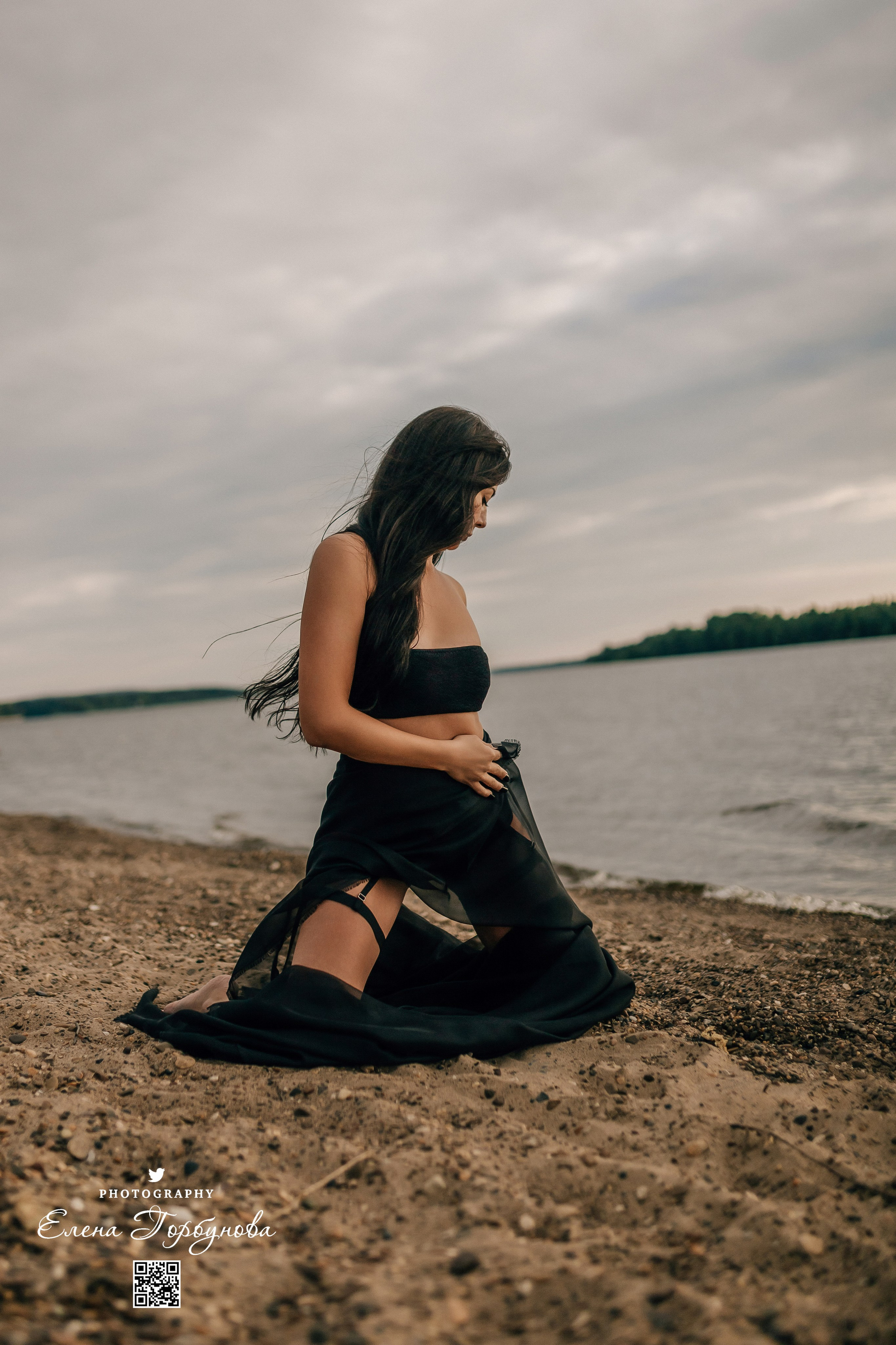 Черная серия с тканью. Набережная. Александра и Таисия. Июль 2025 г. Фотограф Пермь. Свадьбы. Семья и дети, школа, д. сад. Фотокниги