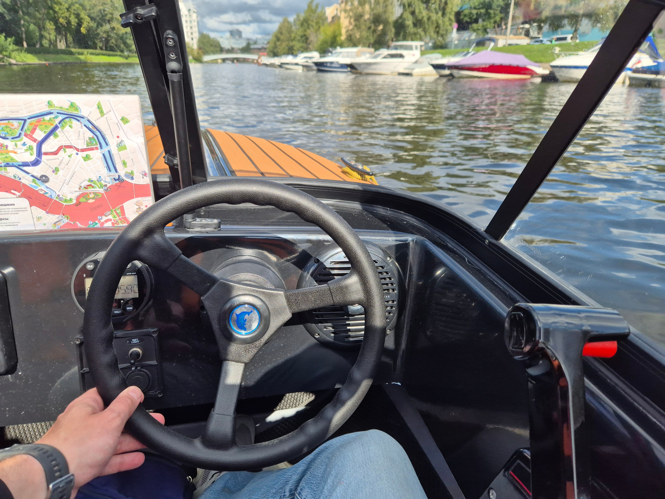 Арендовали катер. План был посмотреть половину маршрута от Авроры до Яхтенного моста. Изучить течения, посмотреть на количество водорослей
