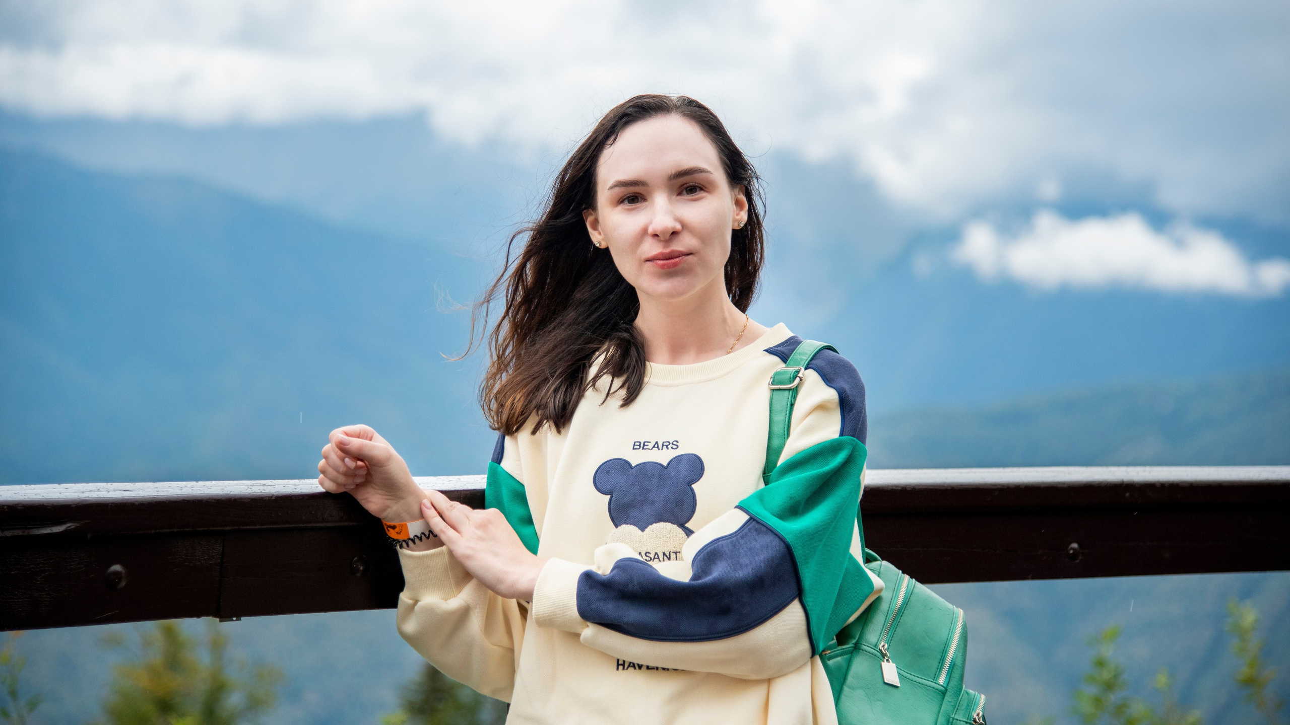 Брюнетка, на фоне гор. Красная поляна, спортивный костюм, рюкзачёк