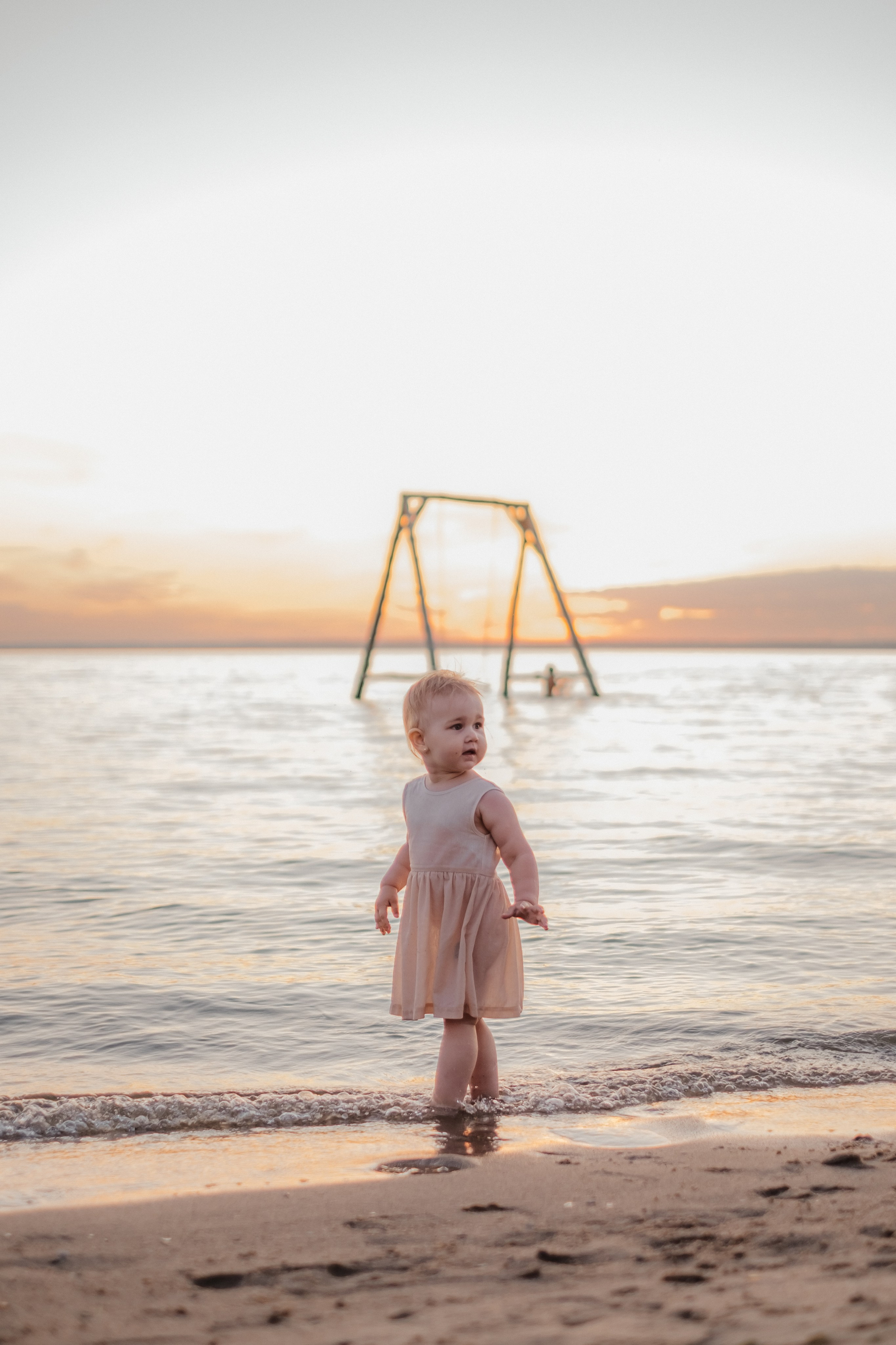 Катя с дочками на берегу. Фотограф в Новосибирске Диана Ильиных