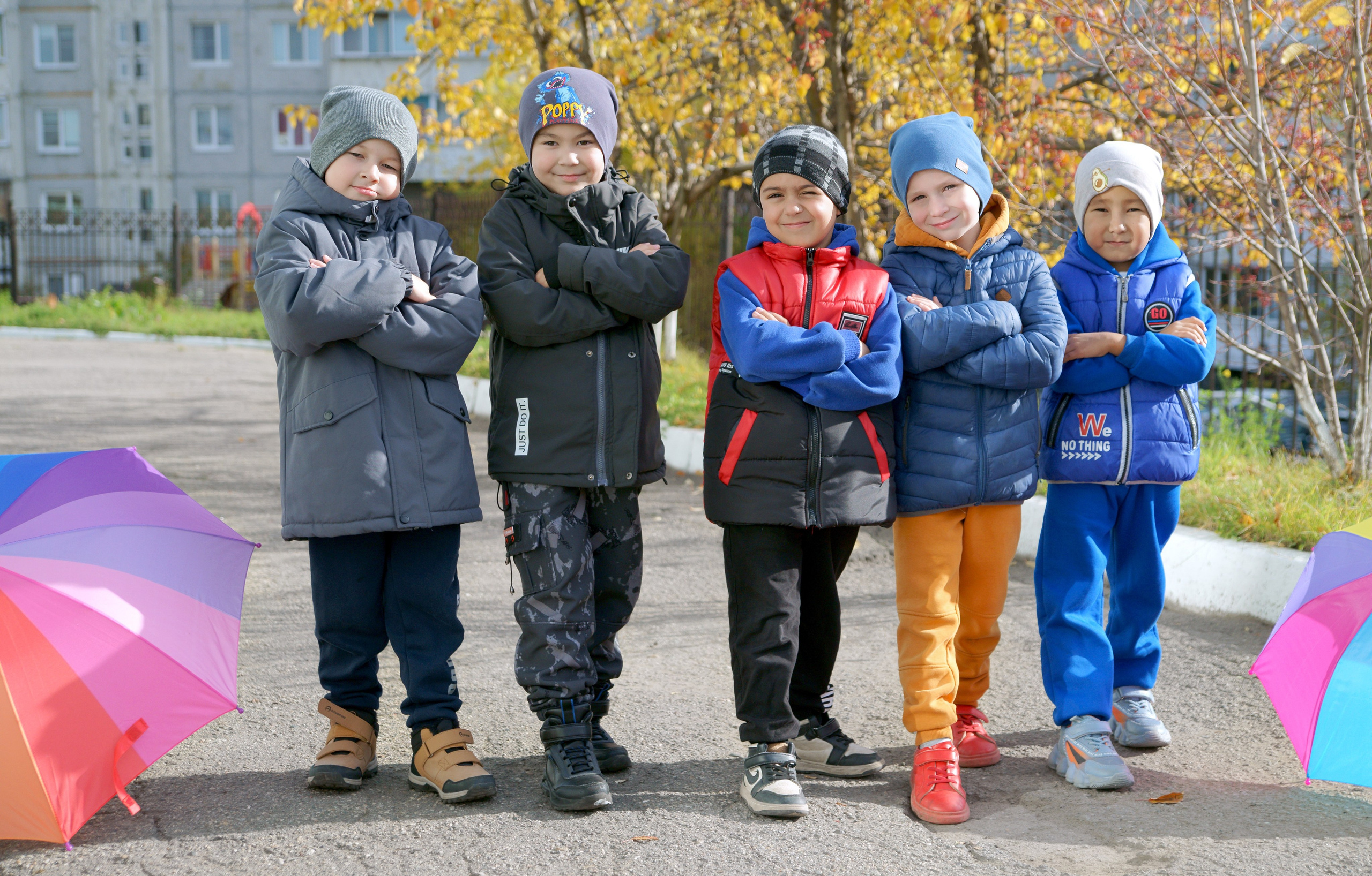 Осенняя фотосессия выпускников детского сада - мальчики стоя с зонтами