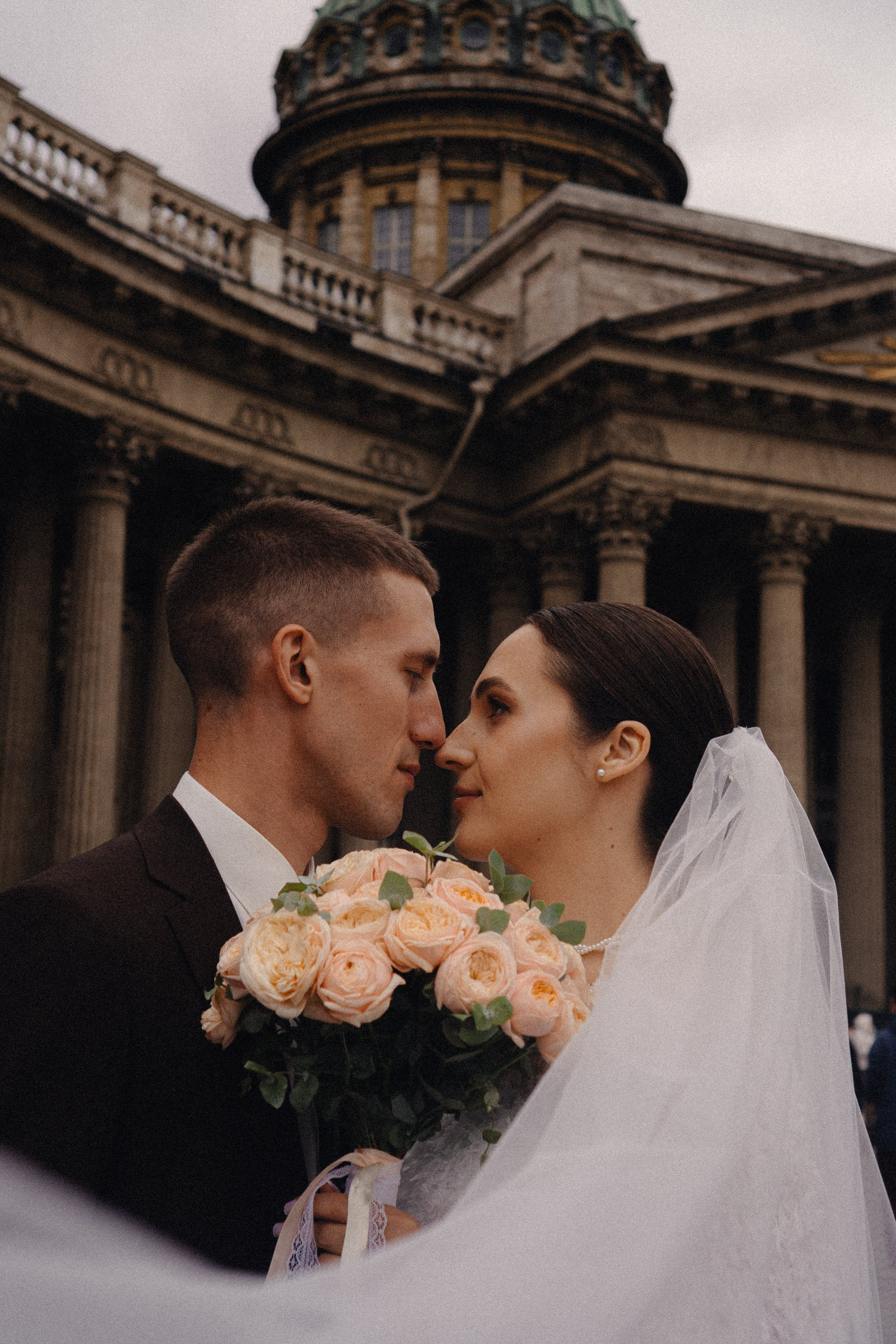 СВАДЕБНАЯ ПРОГУЛКА В САНТК-ПЕТЕРБУРГЕ (ИСАКИЕВСКИЙ СОБОР, ЗИМНЯЯ КАНАВКА, ЭРМИТАЖ И БОЛЬШАЯ МОРСКАЯ УЛИЦА). Профессиональный фотограф, Санкт-Петербург — Виктория Богомолова