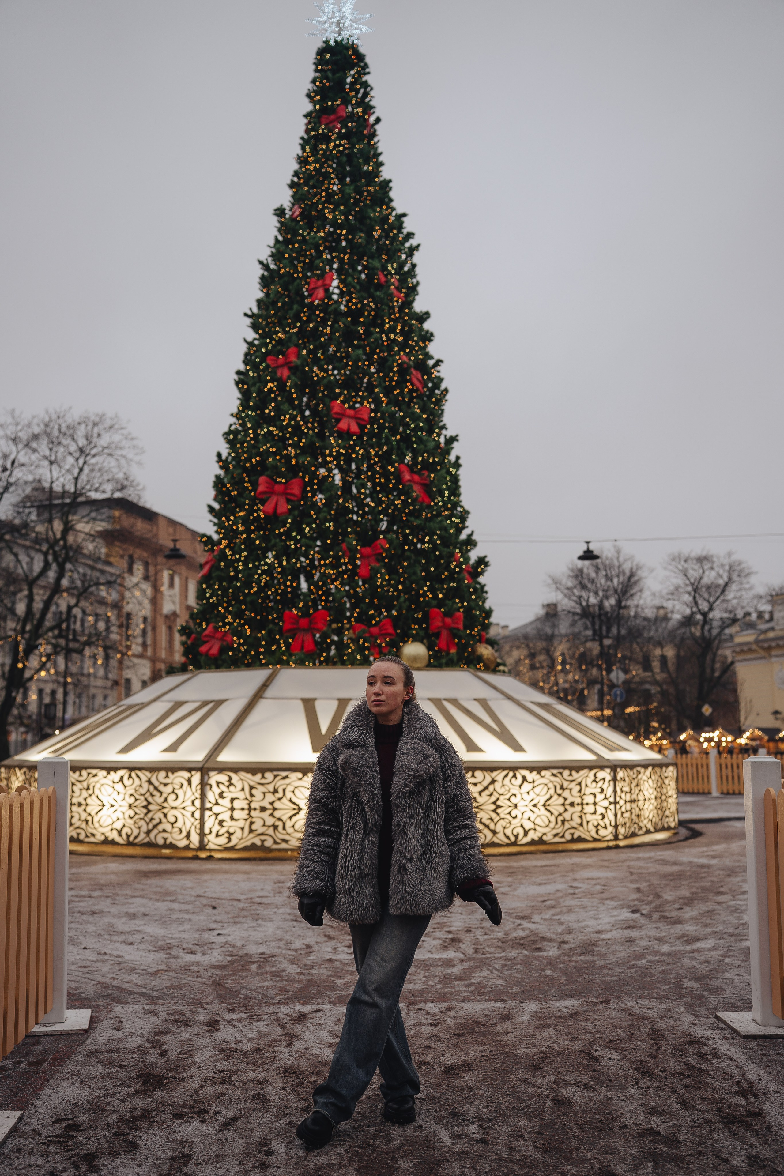 ПРОГУЛКА НА МАНЕЖНОЙ ПЛОЩАДИ ДЛЯ ДЕВУШКИ ПЕРЕД НОВЫМ ГОДОМ (НОВОГОДНЯЯ ФОТОСЕССИИЯ НА МАНЕЖНОЙ ПЛОЩАДИ). Профессиональный фотограф, Санкт-Петербург — Виктория Богомолова