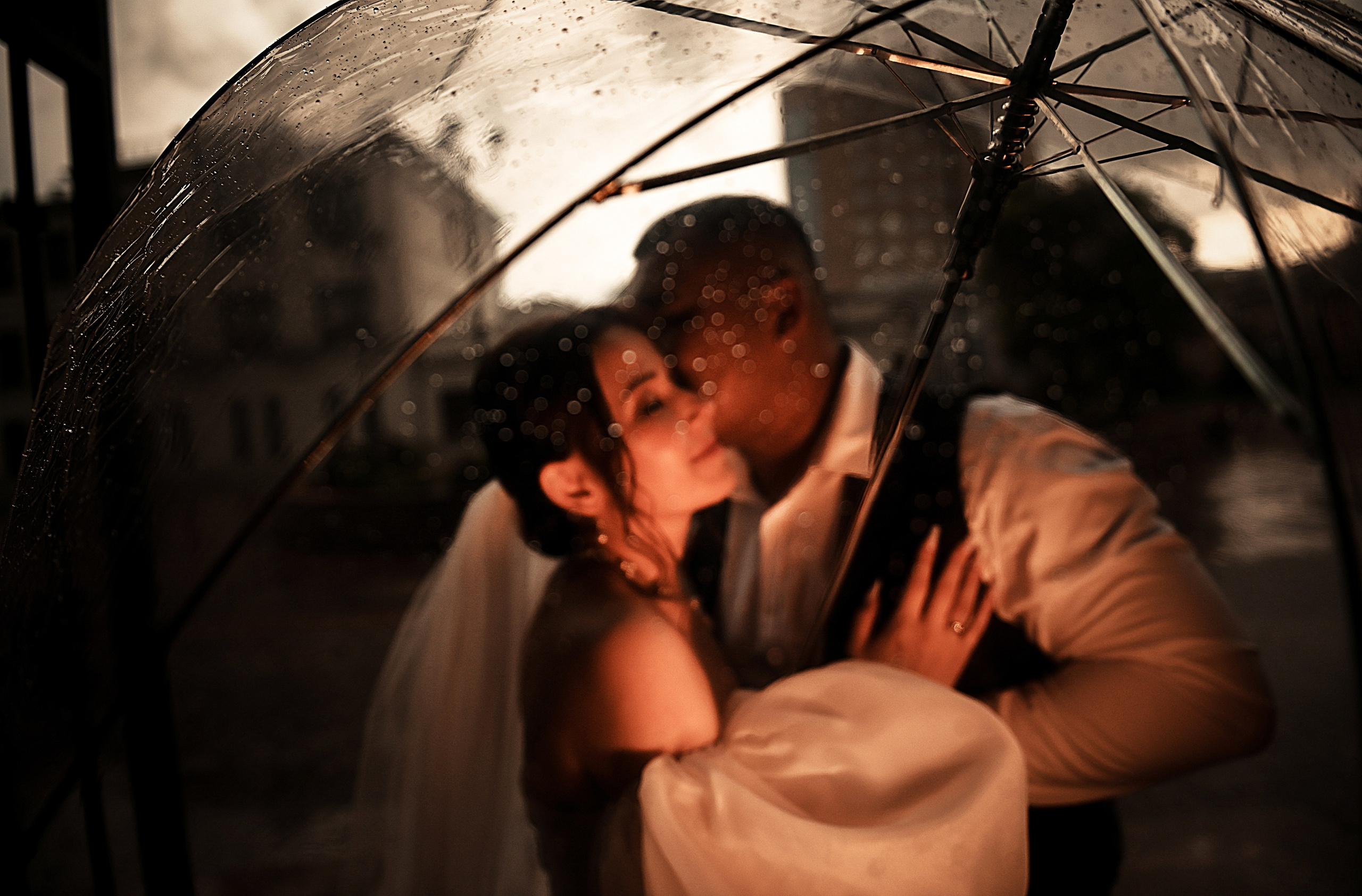 Небольшая свадебная серия в музее и прогулкой под дождем Эльмиры и Ризата. Свадебный, семейный, детский, контент фотограф в Омске Максим Ильин