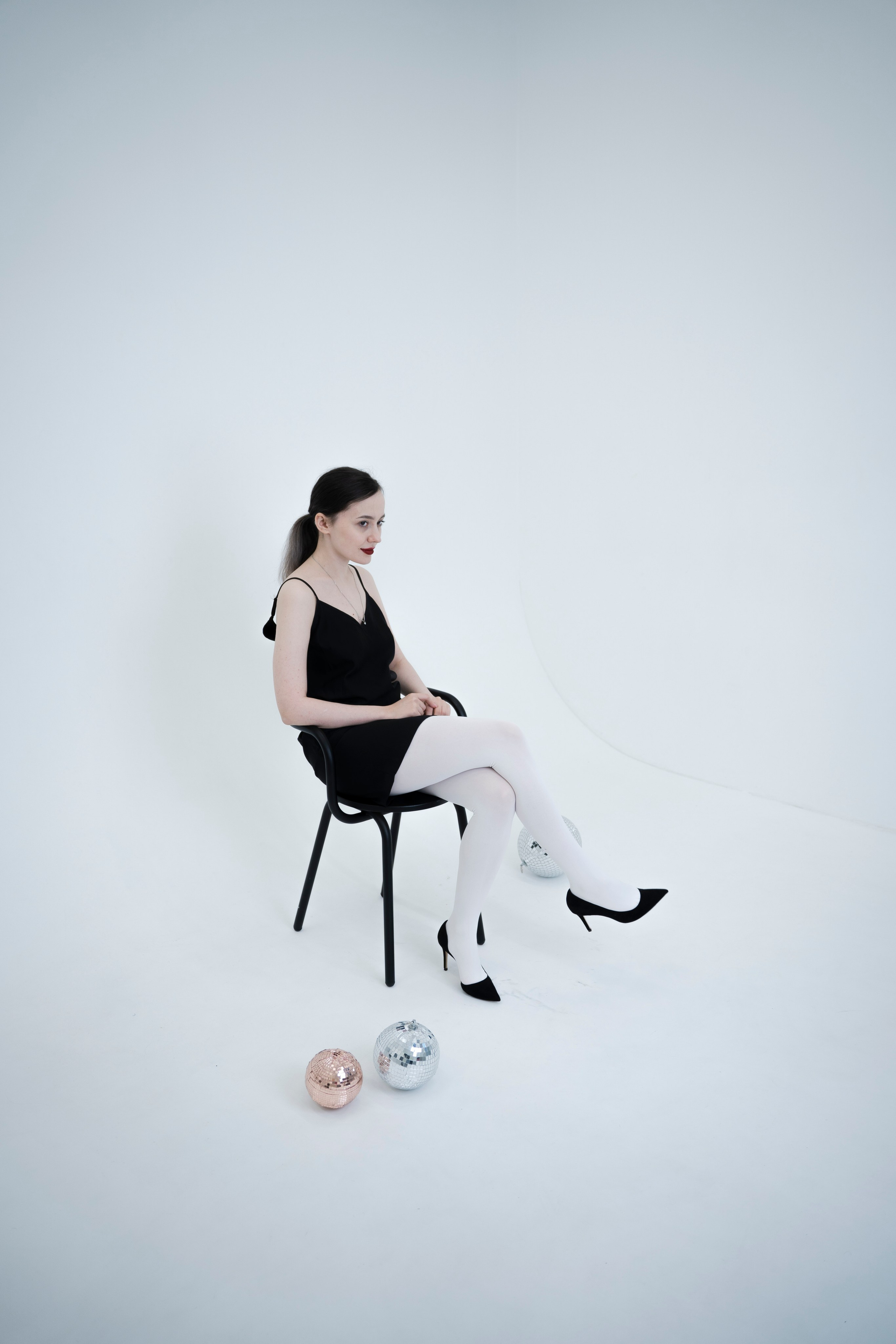 ДЕВОЧКА НА ШАРЕ. Главная