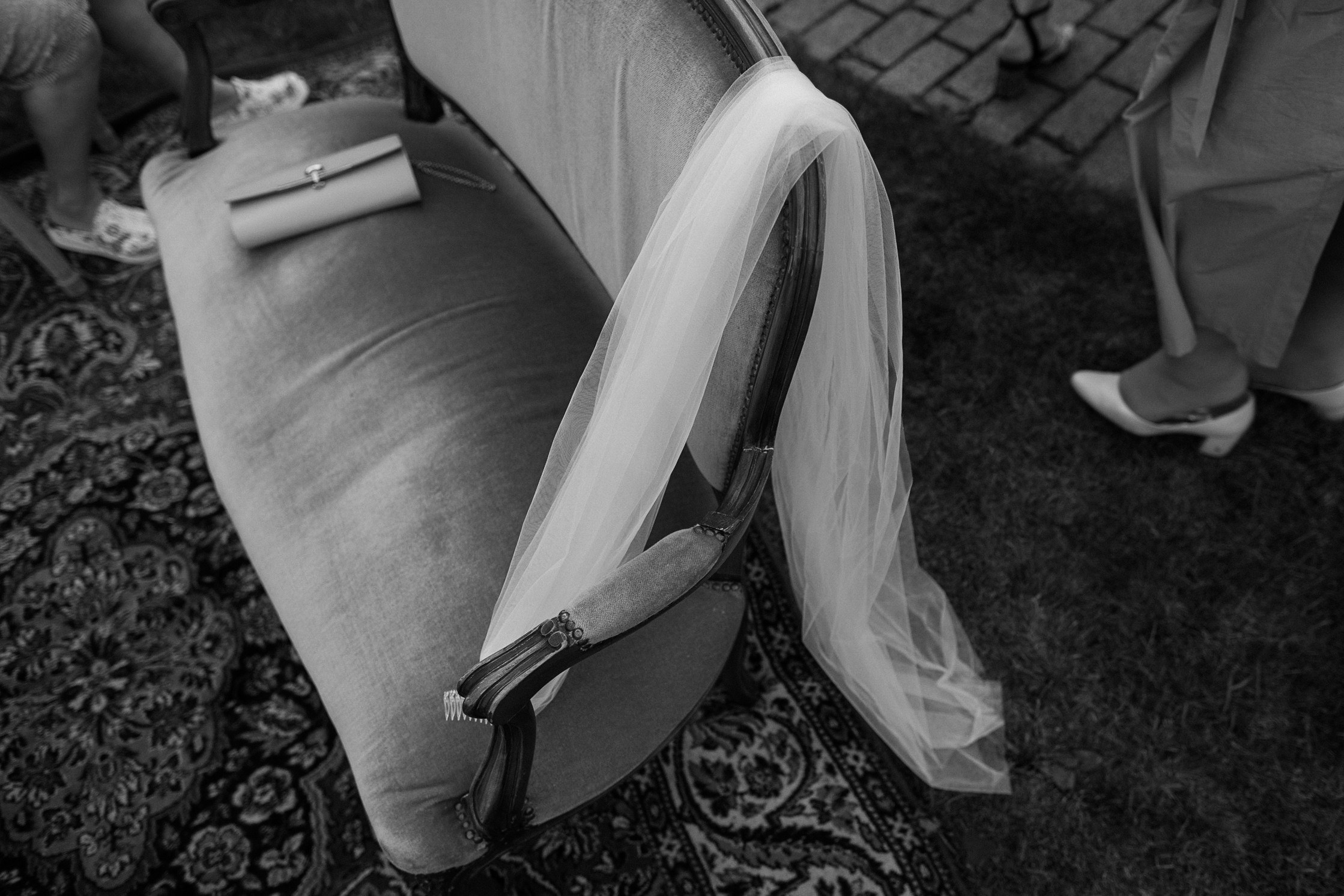 HOLDING_OUT_OF_THE_HERO. Wedding photographer in Europe