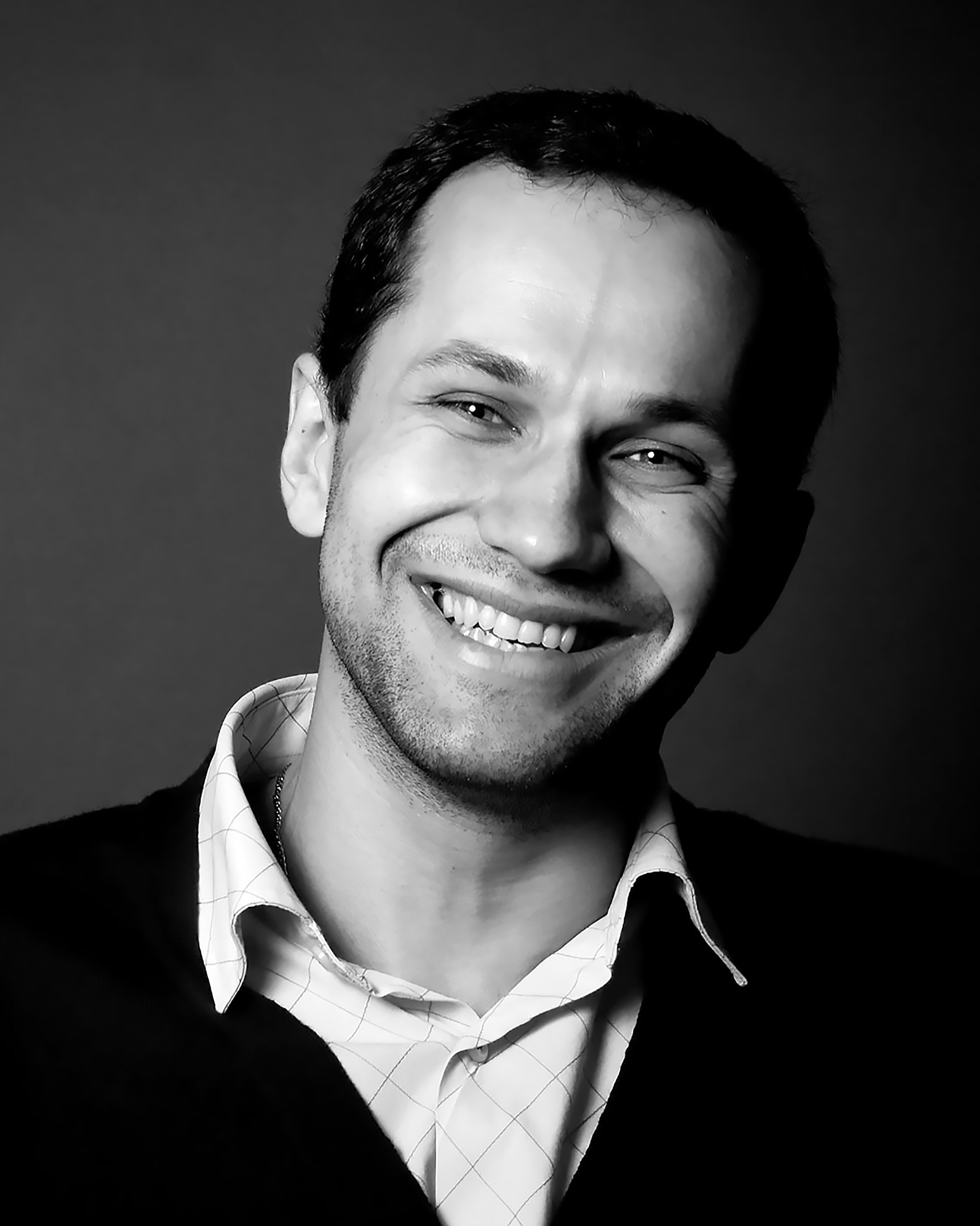 Портрет улыбающегося парня