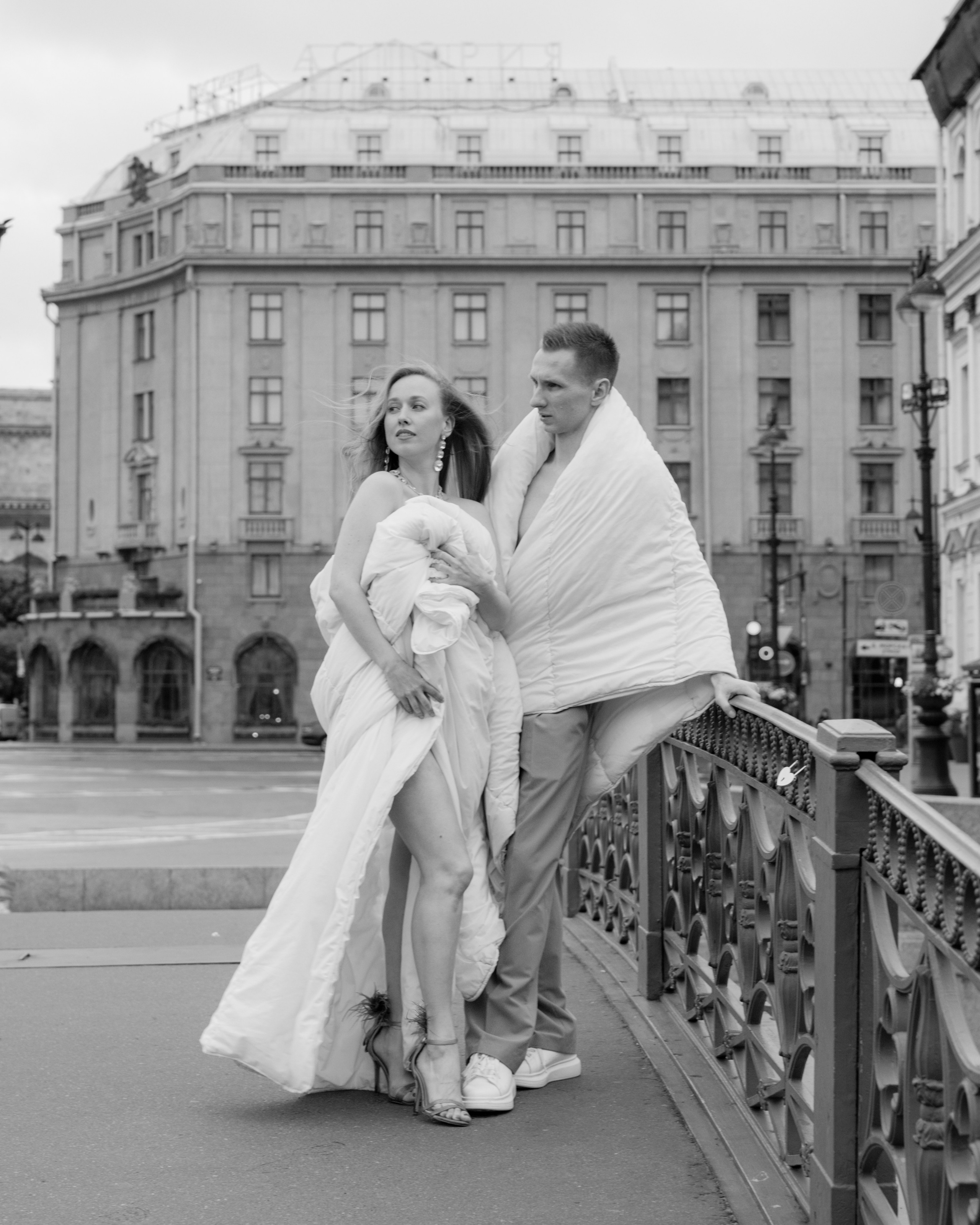 Лавстори прогулка в одеялах по ночному городу летом в Санкт-Петербурге. Фотограф в Санкт-Петербурге Вагнер Юлия