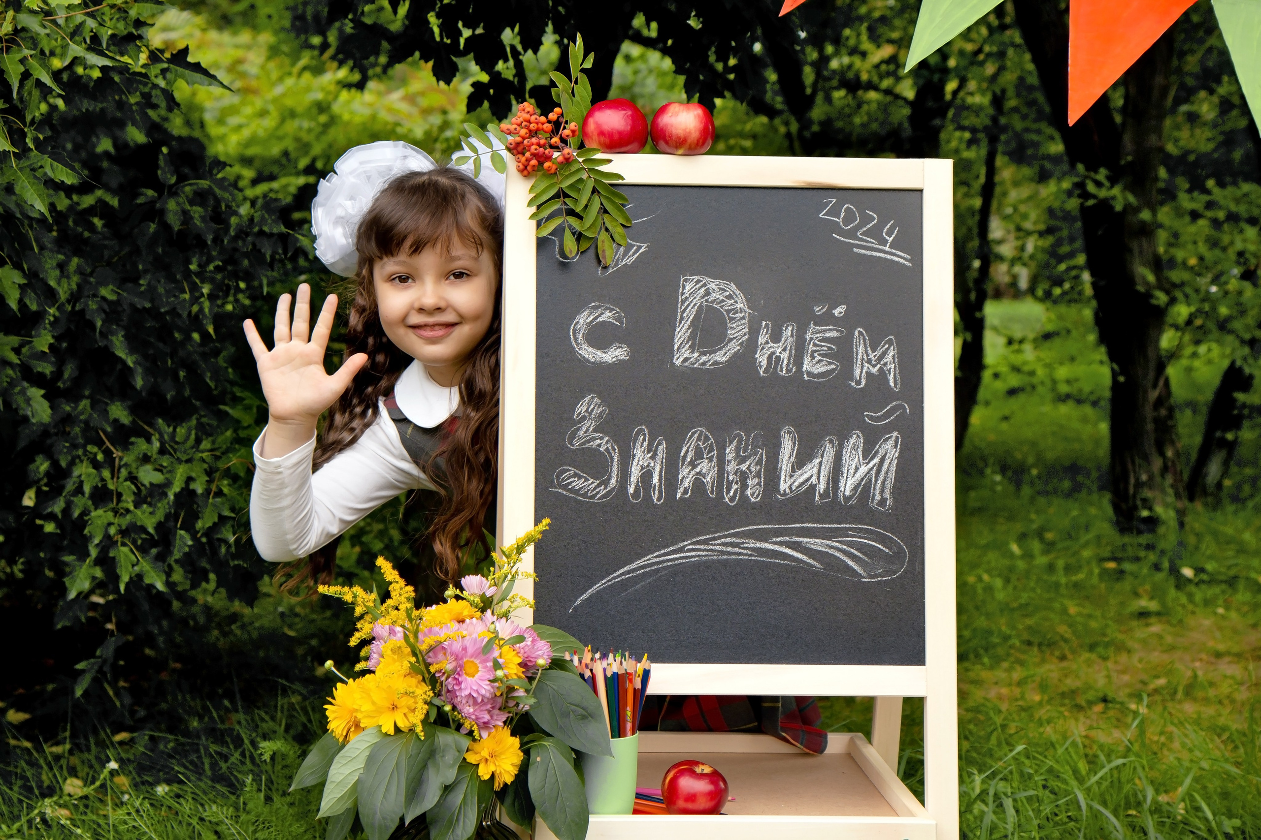 Школьная фотосессия на улице. Фотограф в Шелехове, лучшие выпускные альбомы в Шелехове