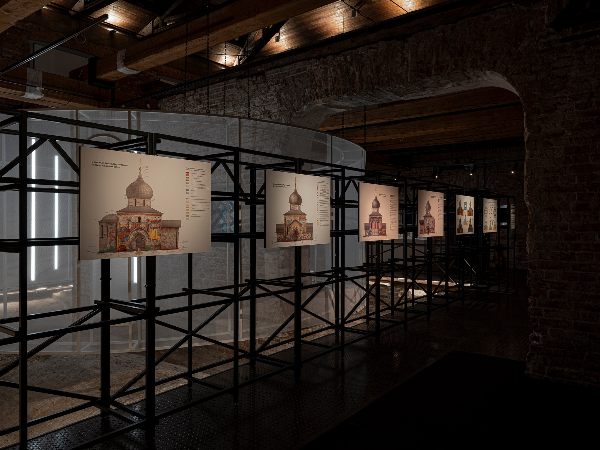 Выставочный проект «Белый Храм. История Георгиевского собора „и созда ю чюдну, резным каменем“». Фотограф Василий Буланов