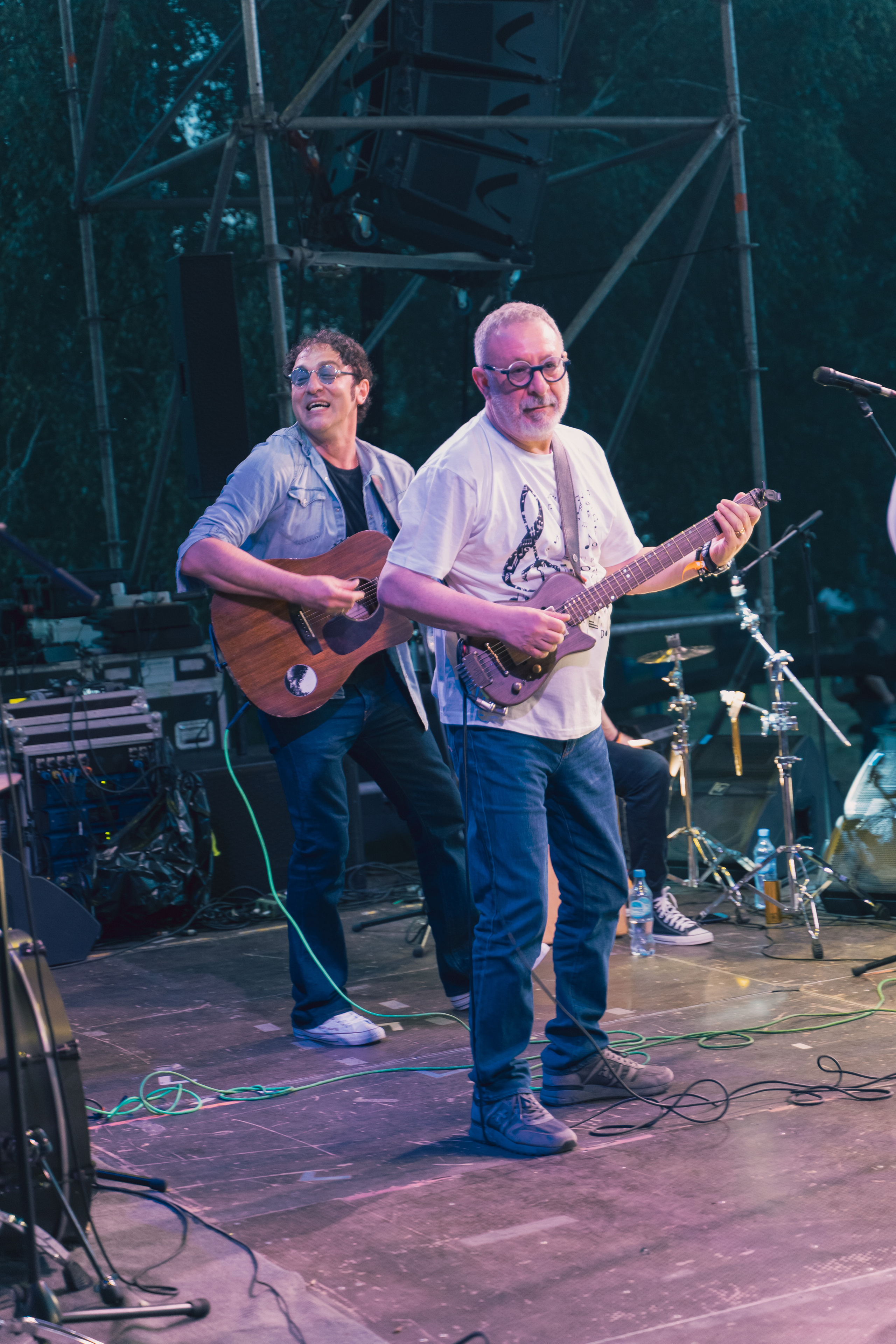 Фото Евгений Маргулис. Фото Нэш Тавхелидзе. Фото группа Степные Битлы. Евгений Маргулис концерт. Нэш Тавхелидзе концерт. Фото Nash Albert. Музыканты на рок-концерте.