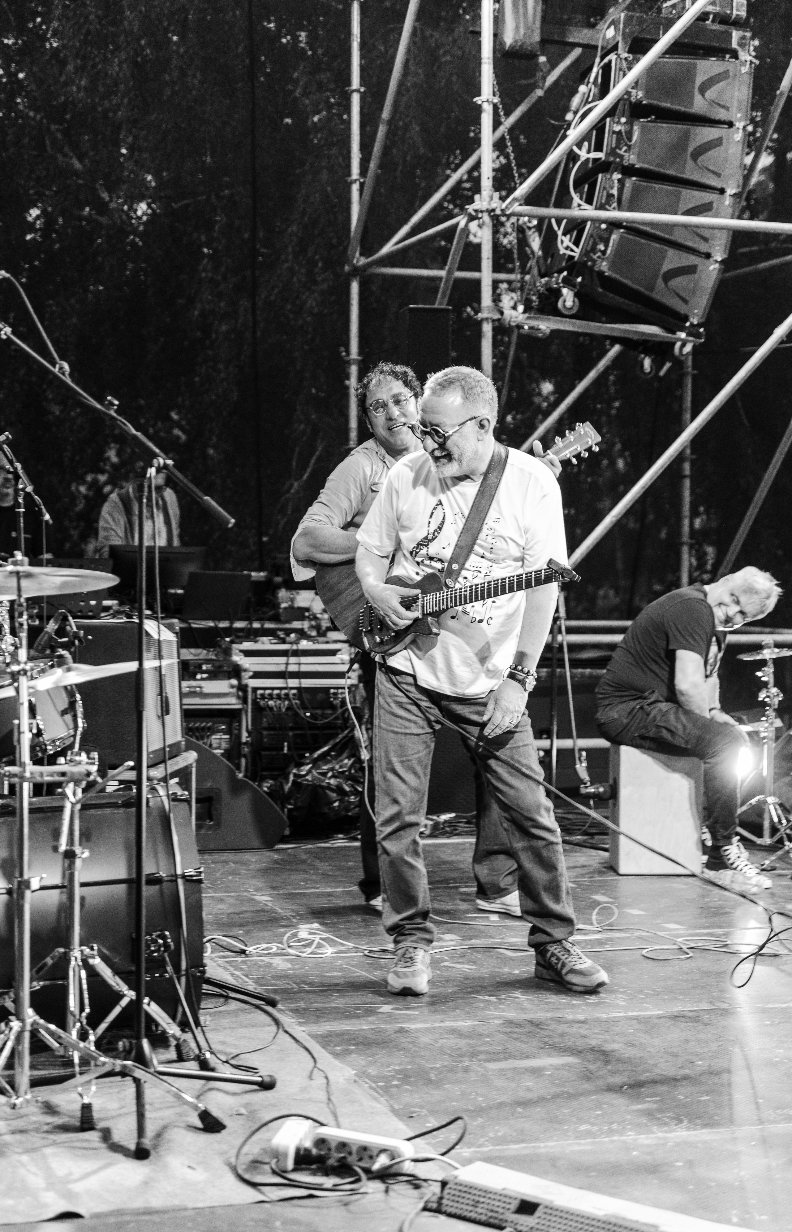 Фото Евгений Маргулис. Фото Нэш Тавхелидзе. Фото группа Степные Битлы. Евгений Маргулис концерт. Нэш Тавхелидзе концерт. Фото Сергей Бочкарев. Фото Nash Albert. Музыканты на рок-концерте.