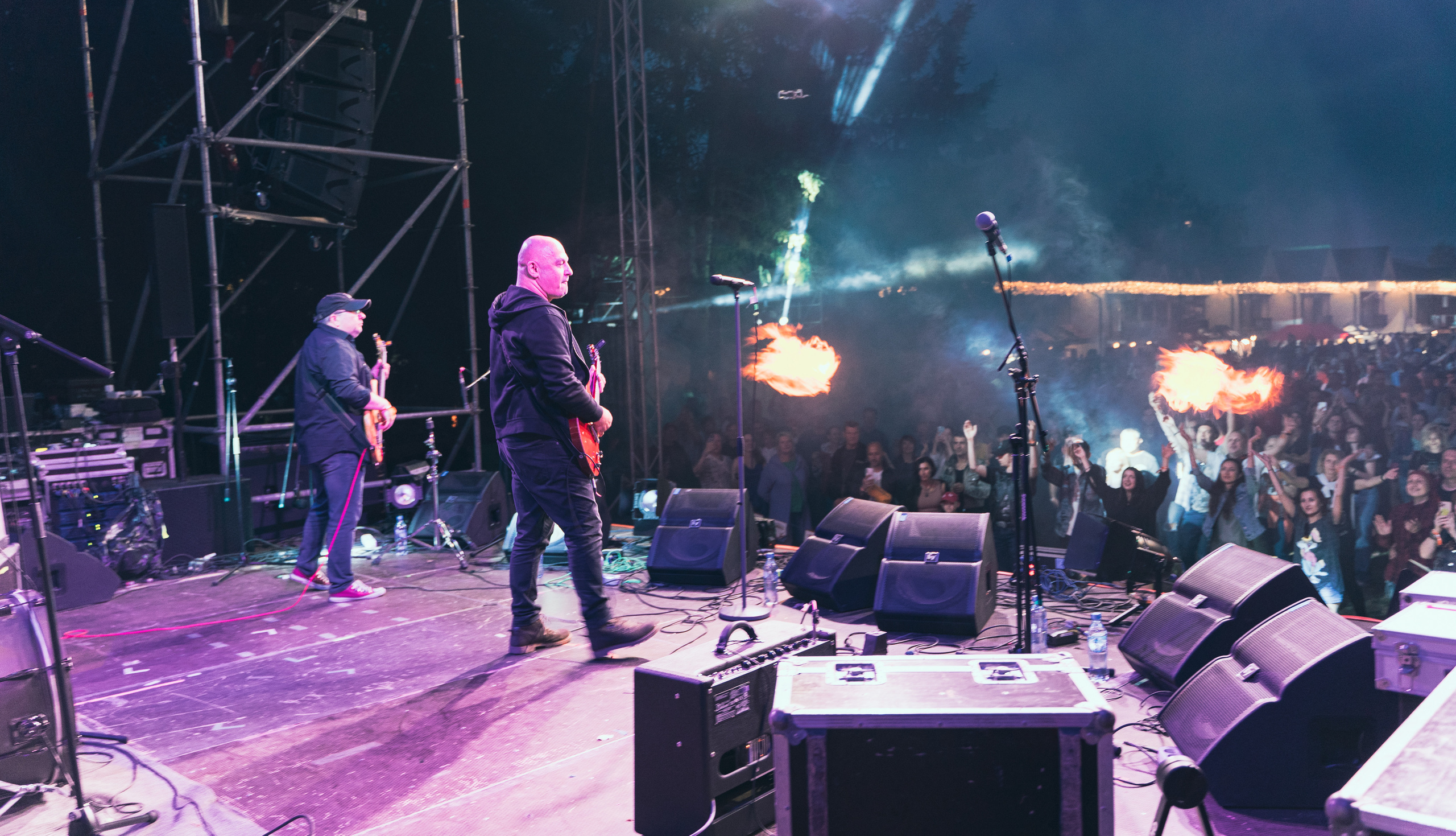 Фото Леван Ломидзе и группы Blues Cousins. Музыканты на рок-концерте. #fotozagagul