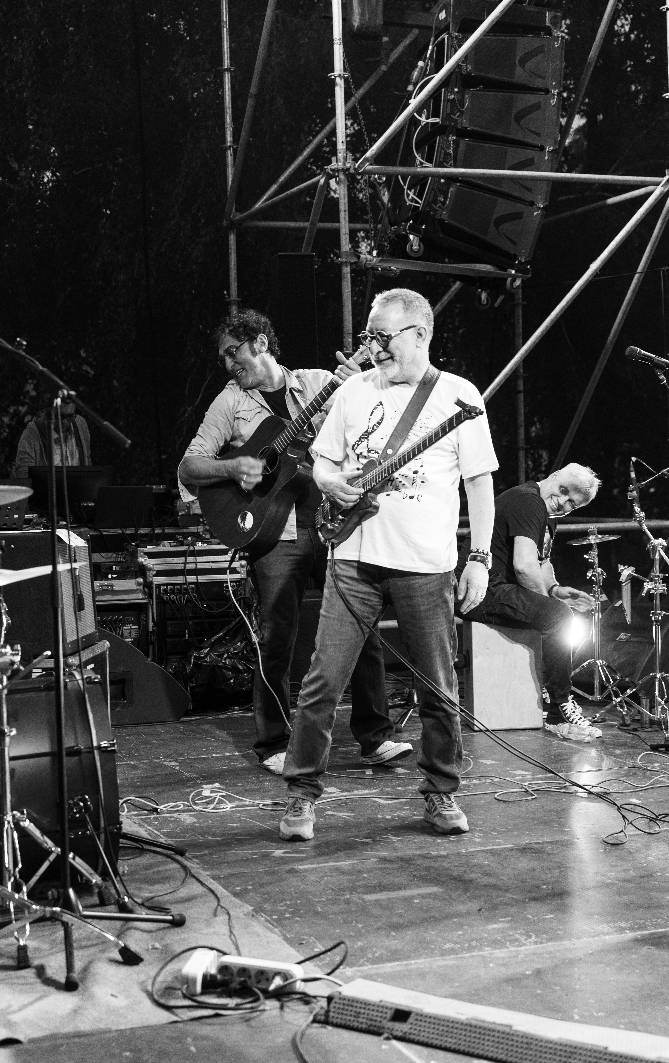 Фото Евгений Маргулис. Фото Нэш Тавхелидзе. Фото группа Степные Битлы. Евгений Маргулис концерт. Нэш Тавхелидзе концерт. Фото Сергей Бочкарев. Фото Nash Albert. Музыканты на рок-концерте.