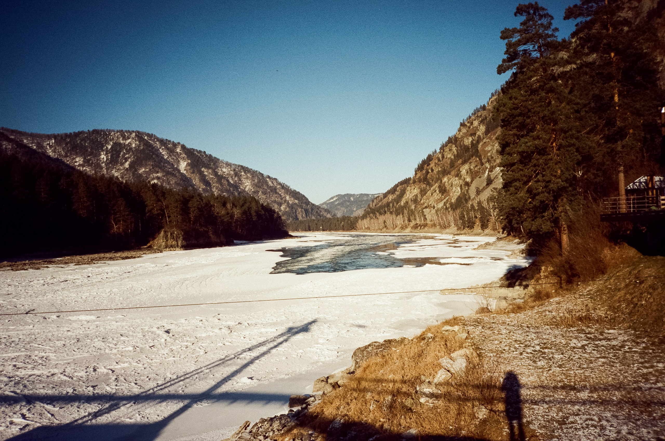Подвесной мост Царская охота и база Белые скалы. Ледяная Катунь на сол. Фотограф-документалист Мария Осокина