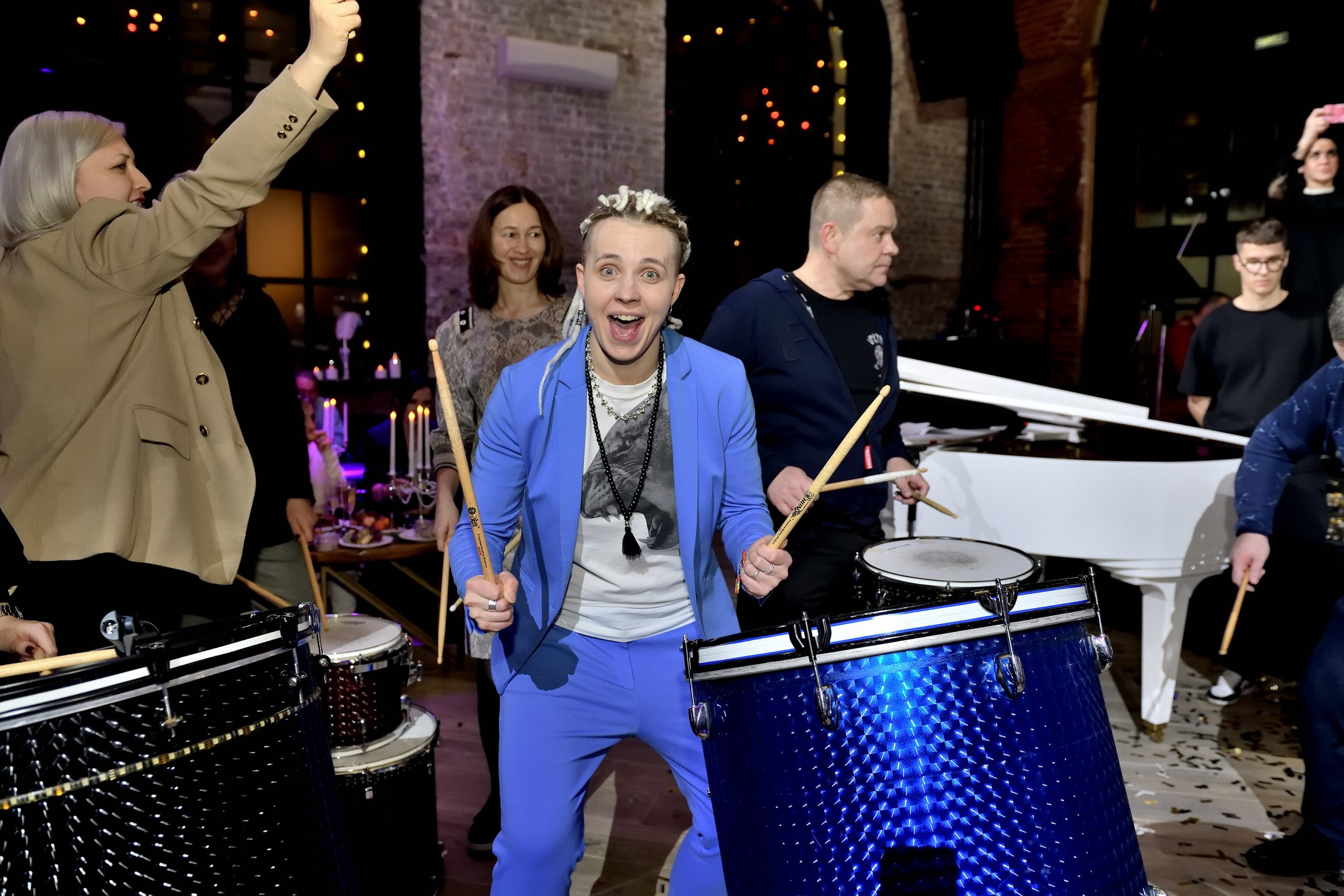 "Девушка играет на барабанах на новогоднем корпоративе".