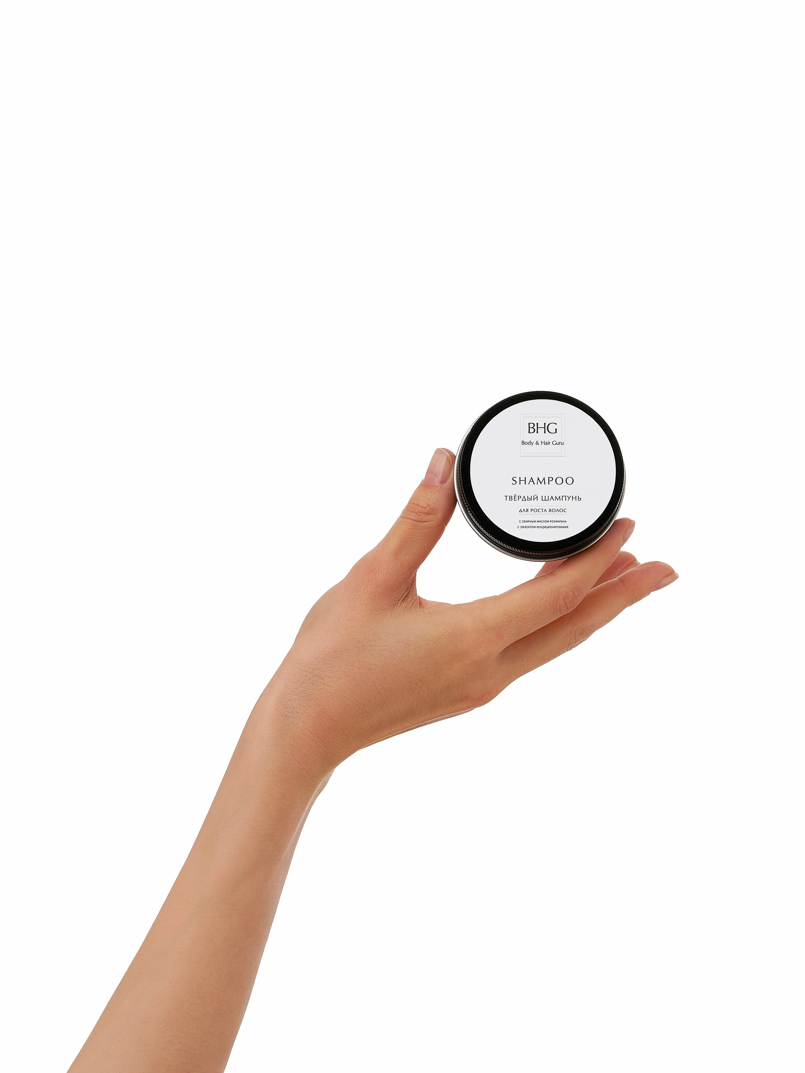 Рука девушки модели держит банку с сухим шампунем