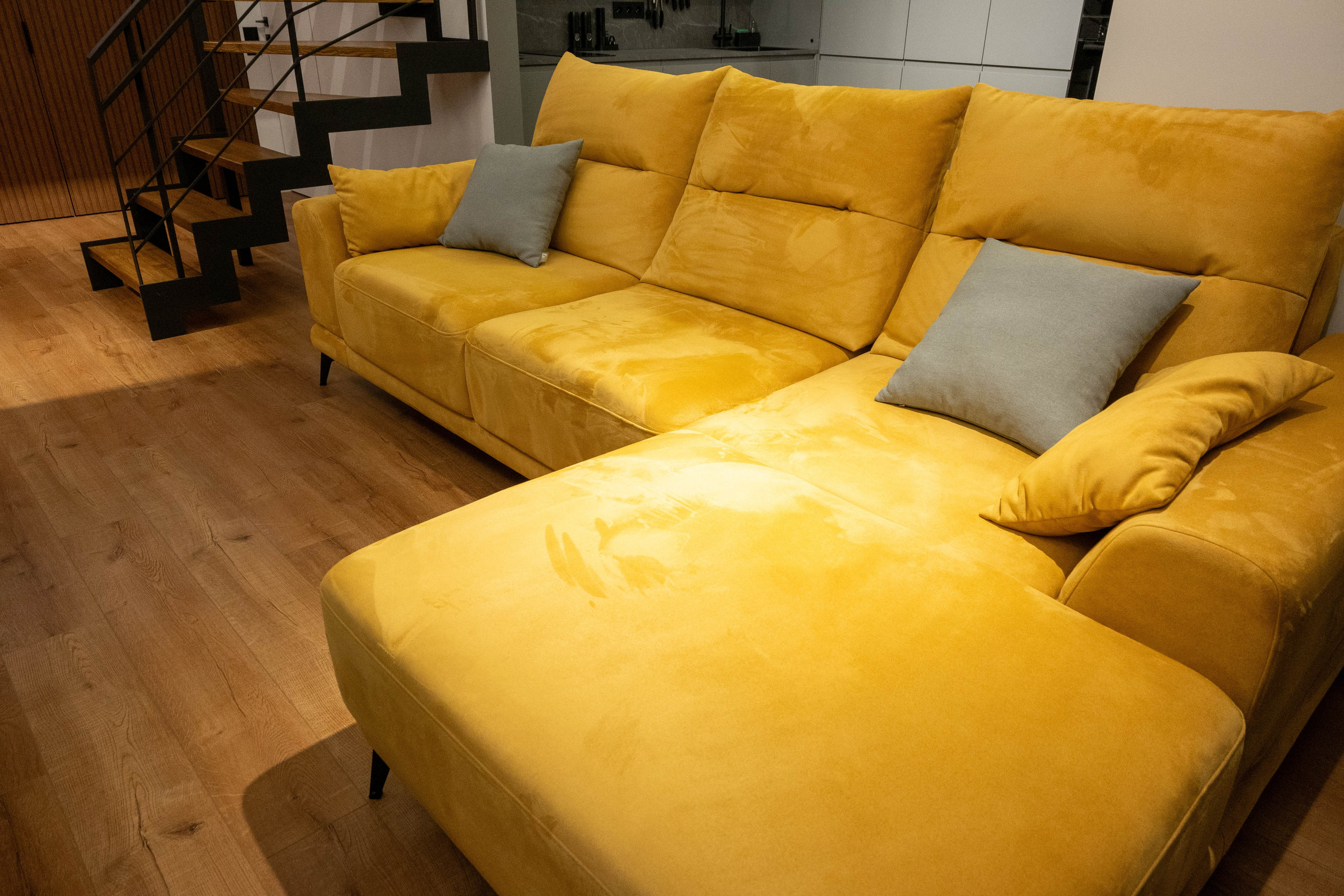 The apartment is on two levels. Fotograf Dmitrii Donets