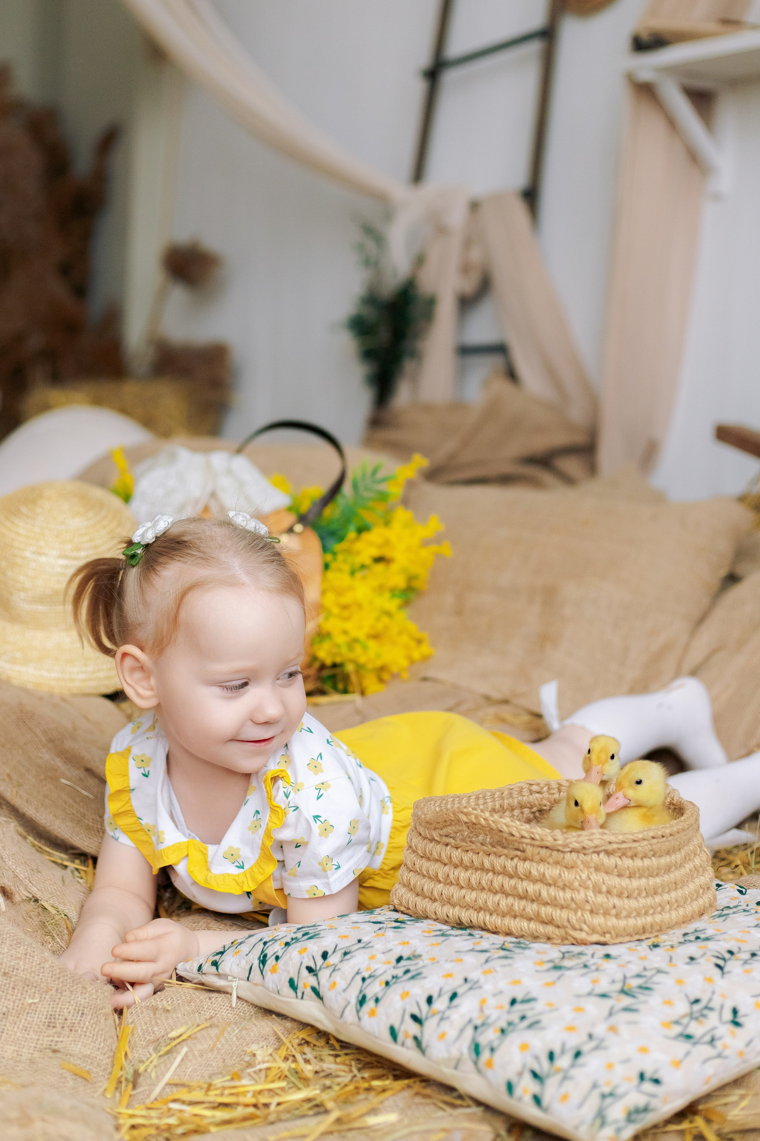Пасхальная фотосессия с утятами в студии. Семейный фотограф Анна Скворцова
