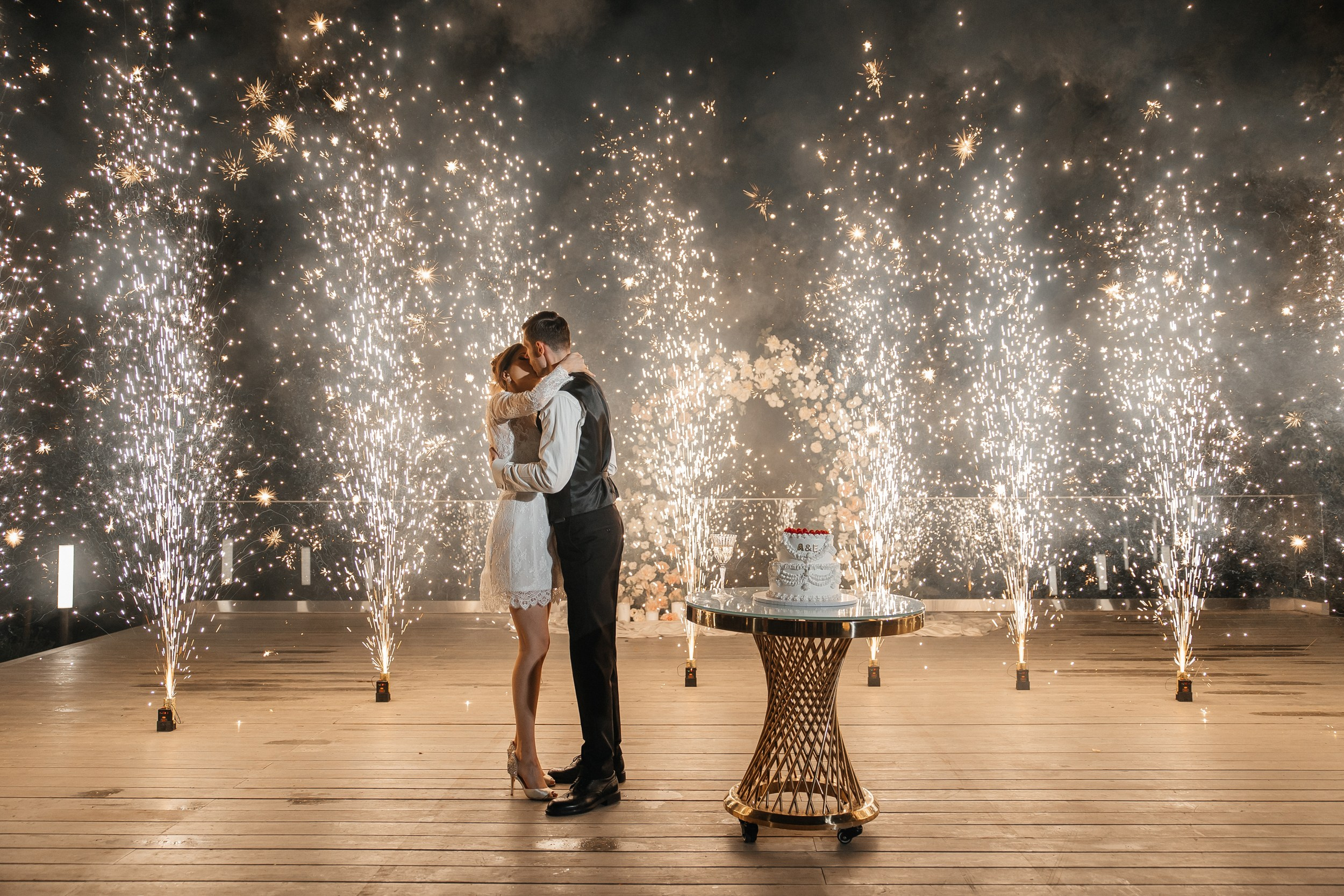 Холодные фонтаны на площадке THE SUN LAKE VERANDA EVENT на озере Сенеж Солнечногорск