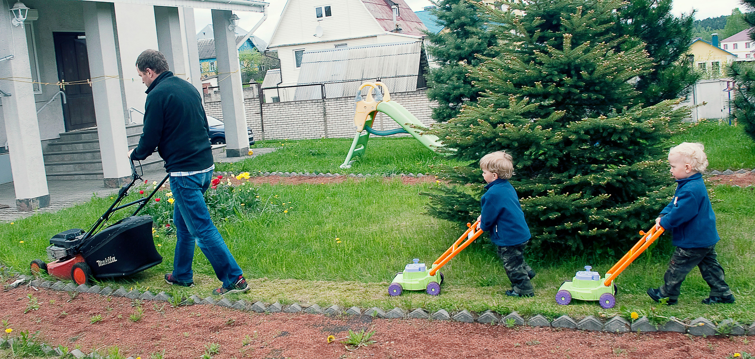 отец с сыновьями работают на приусадебном участке