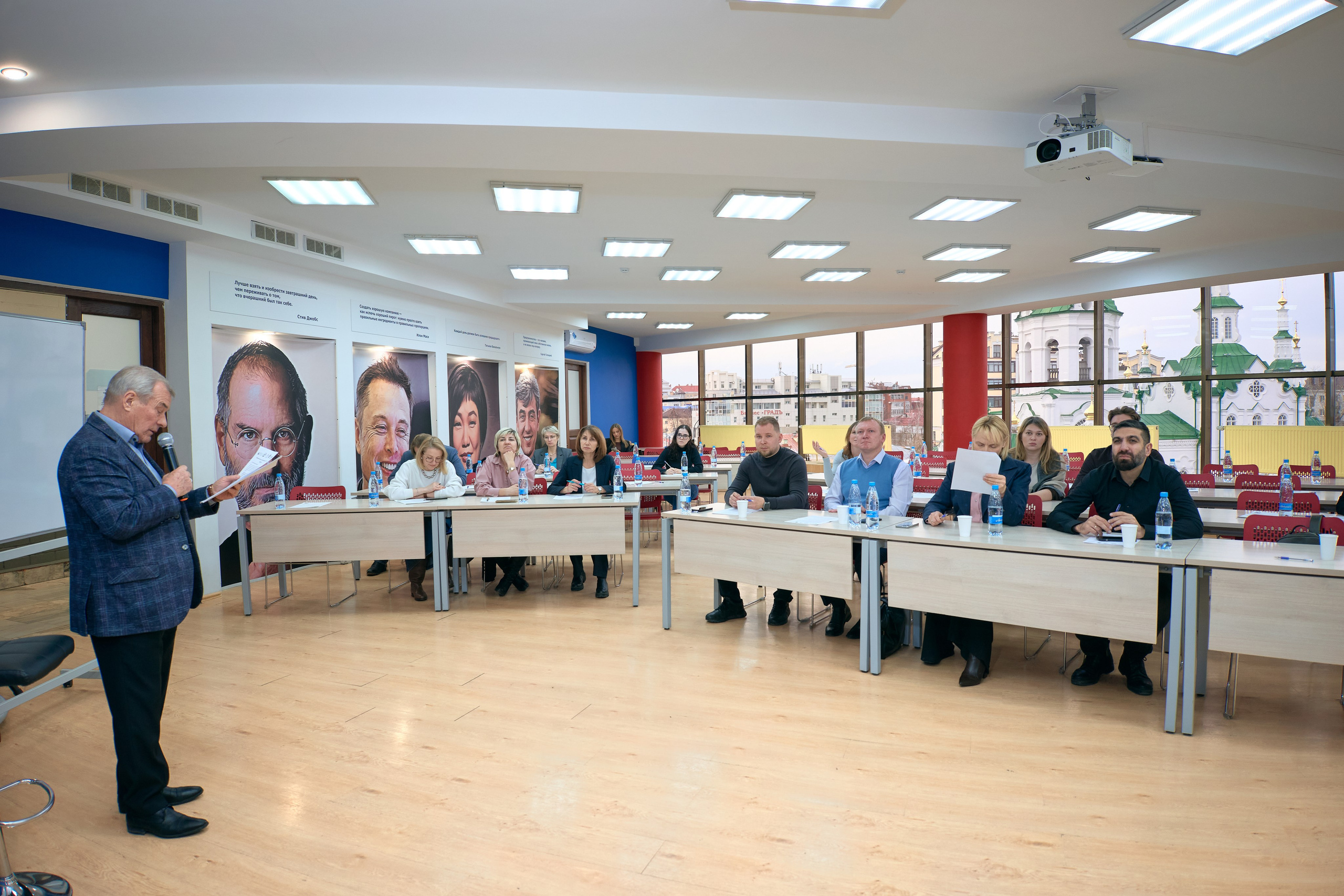 корпоративный репортажный фотограф на пресс-конференцию