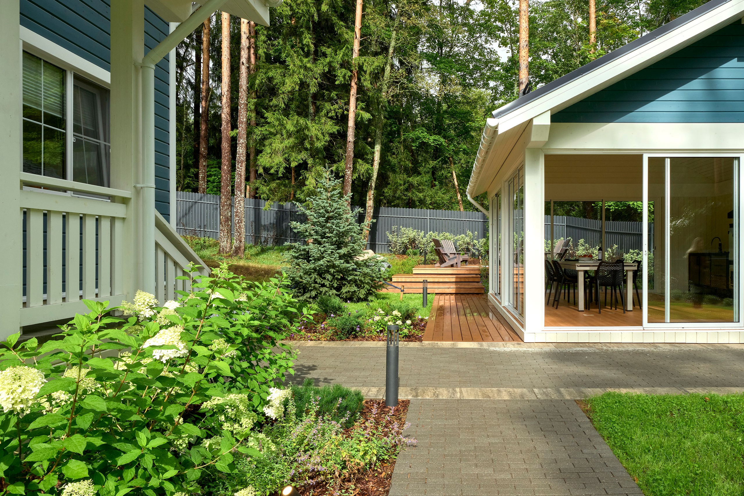 Фотосъемка реализованного проекта частного сада в Заполье для ландшафтной студии Хвоя. Фотограф Наталья Соловьева