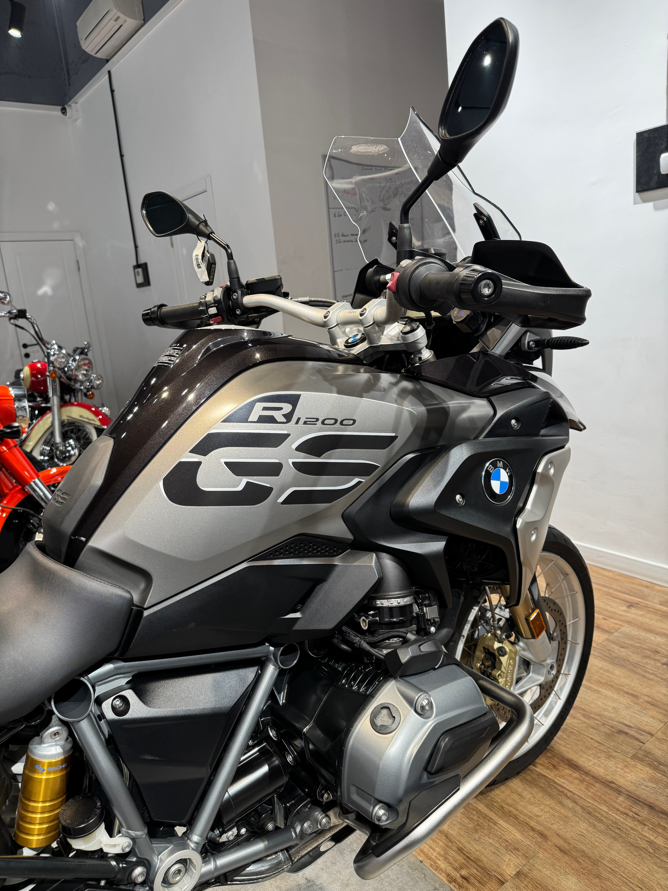 2015 BMW R1200GS Black/Agate Grey — подробнее на сайте. Hello Davidson, Москва. Только хорошие мотоциклы…