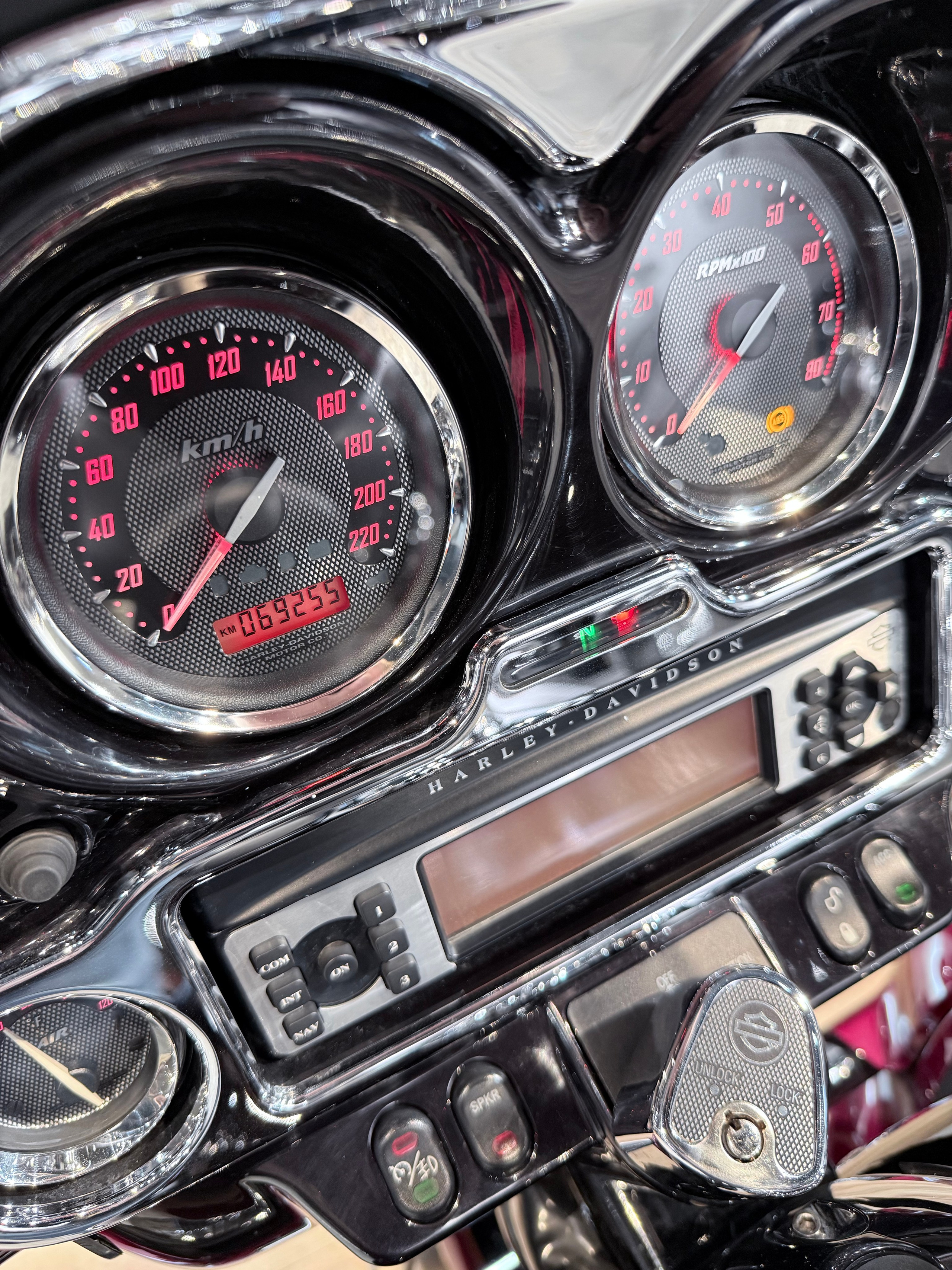 CVO Limited 110 (Exclusive Black Ember & Rio Red). Hello Davidson, Москва. Только хорошие мотоциклы…