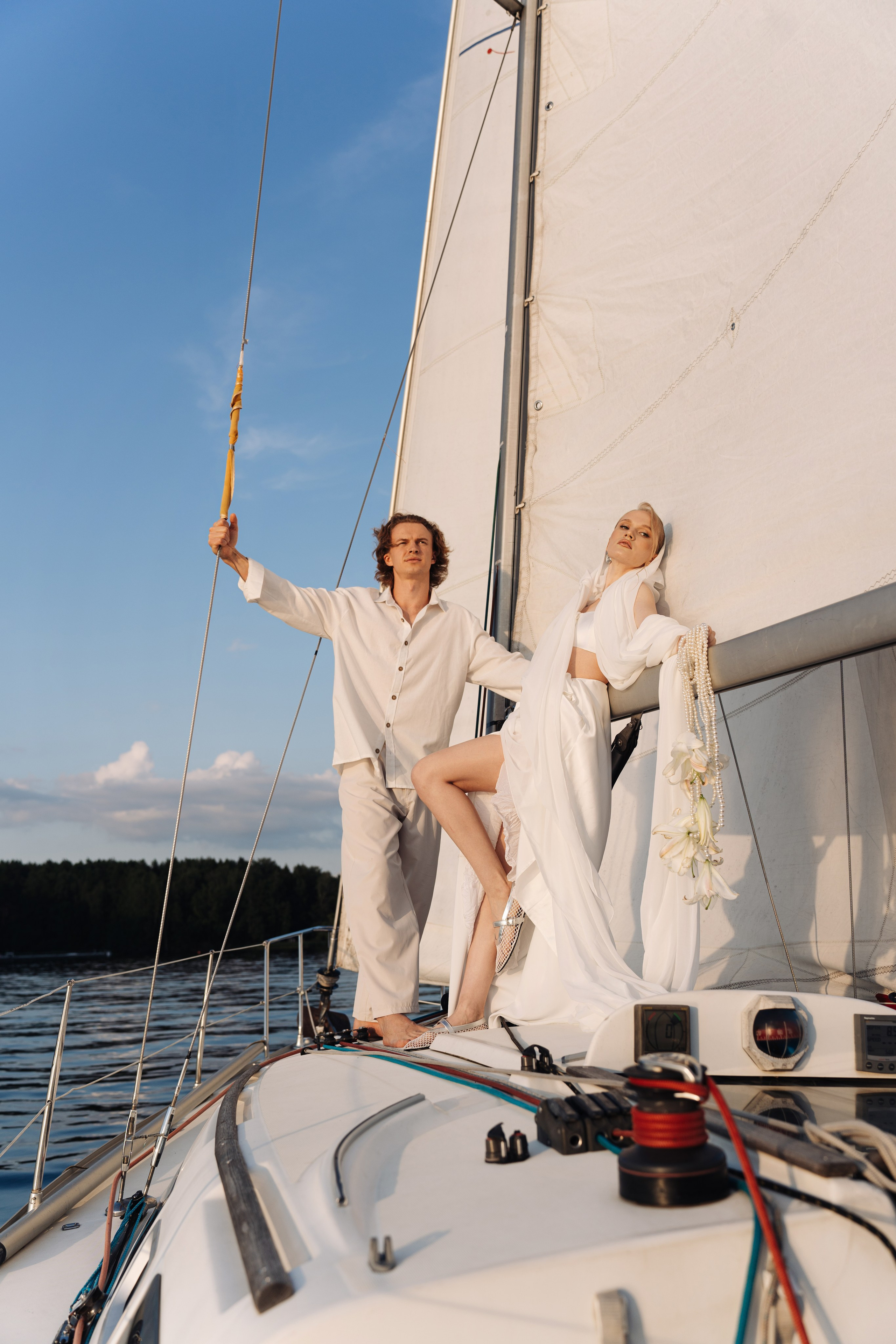 Свадебная фотосессия на яхте на закате (Пироговское водохранилище)