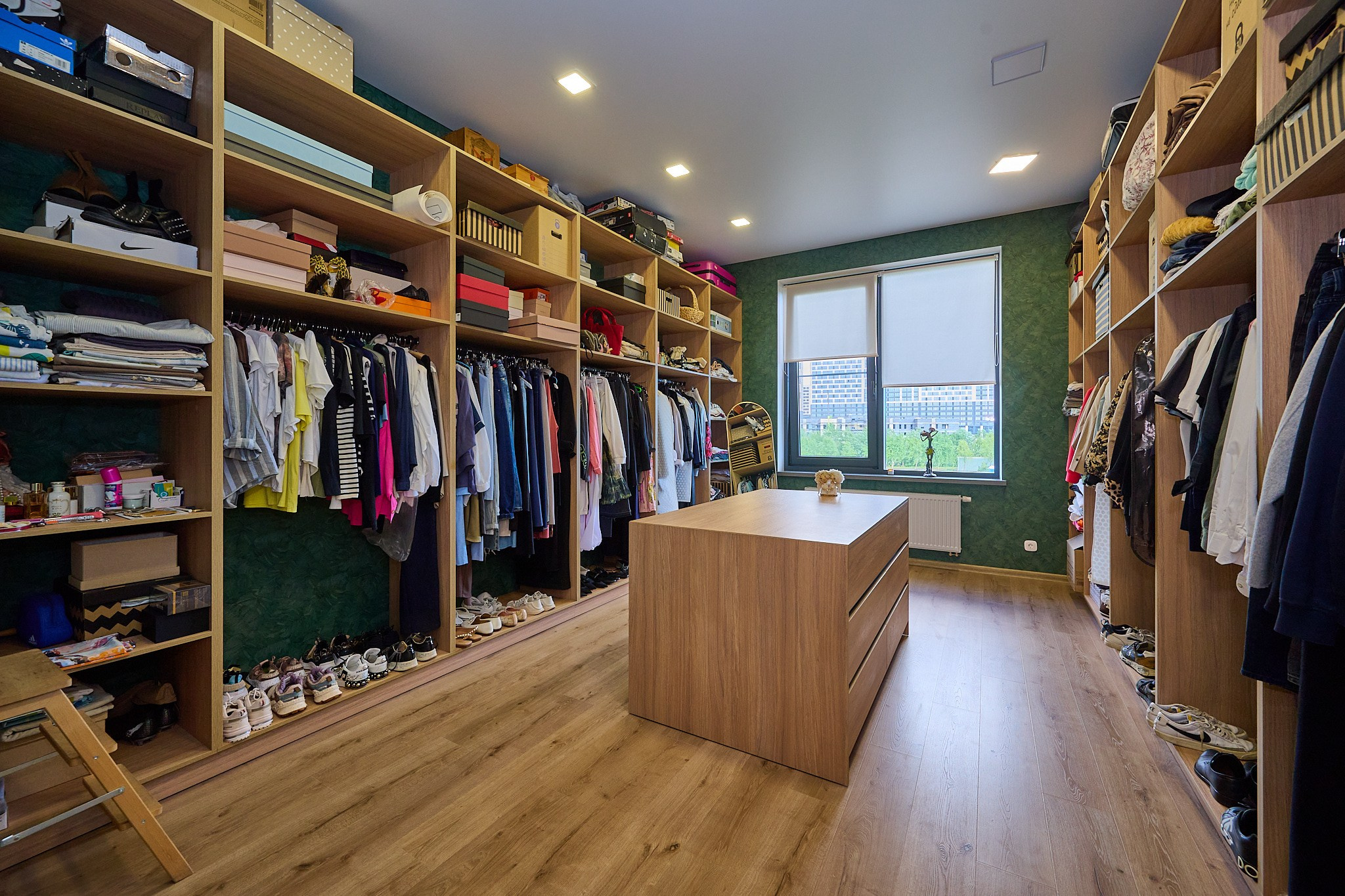 гардеробная  светлый ламинат окна зеленые обои