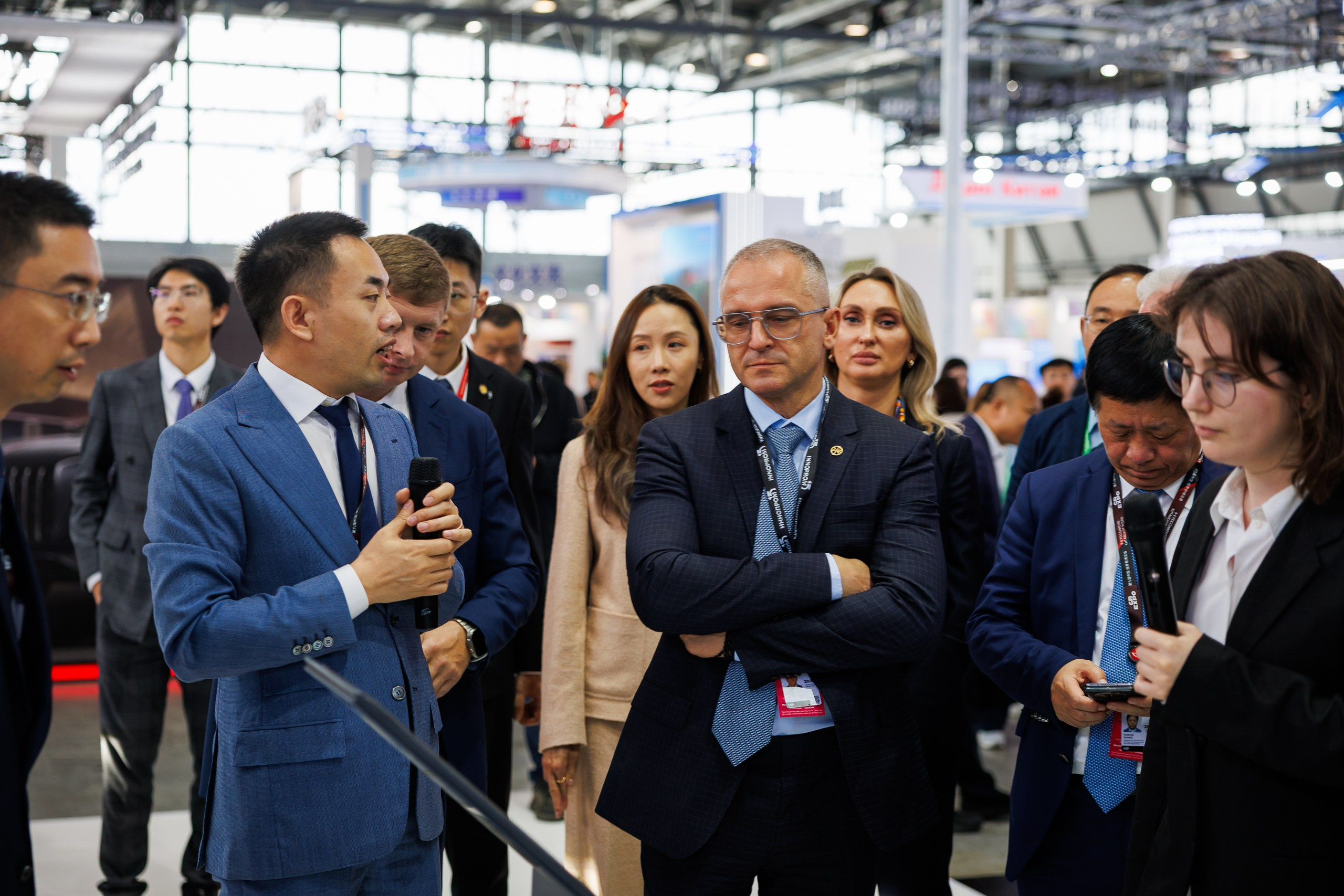 Деловая встреча за столом переговоров в бизнес-зоне выставки