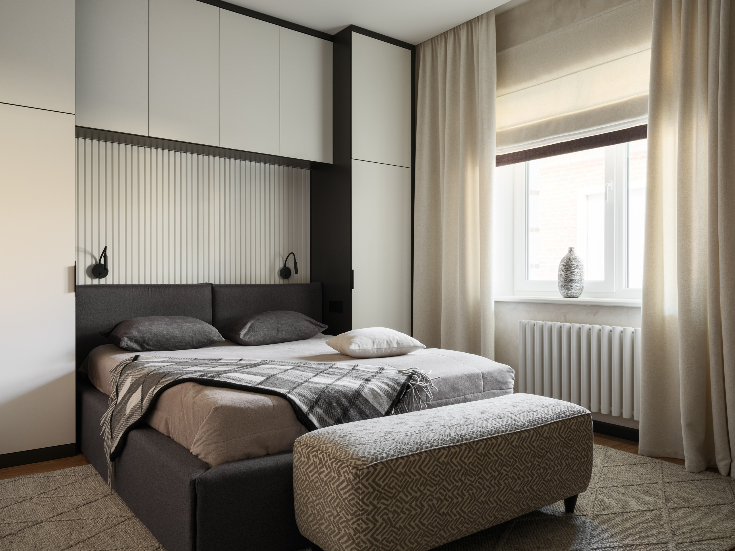 Спальня в спокойной нейтральной гамме с большой кроватью, панорамным окном и мягким освещением. Интерьер разработан Наталией Шелепниковой, снят Сергеем Денисенко и стилизован Алёной Бершацкой.