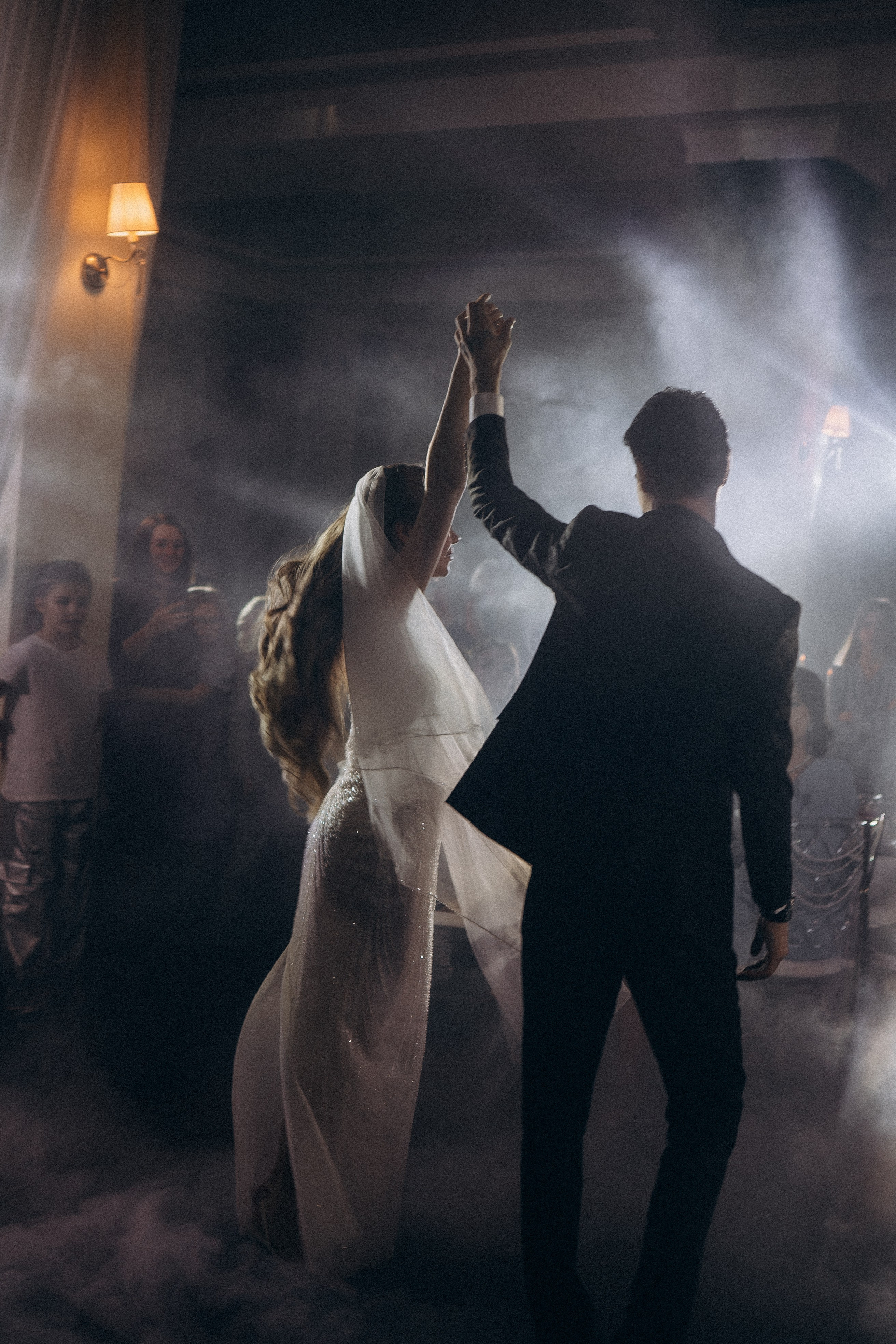 ПЕРВЫЙ ТАНЕЦ МОЛОДЫХ НА БАНКЕТЕ. ТРОГАТЕЛЬНЫЙ МОМЕНТ (СНЯТО В СИБИРЕ В НИЖНЕВАРТОВСКЕ). Профессиональный фотограф, Санкт-Петербург — Виктория Богомолова